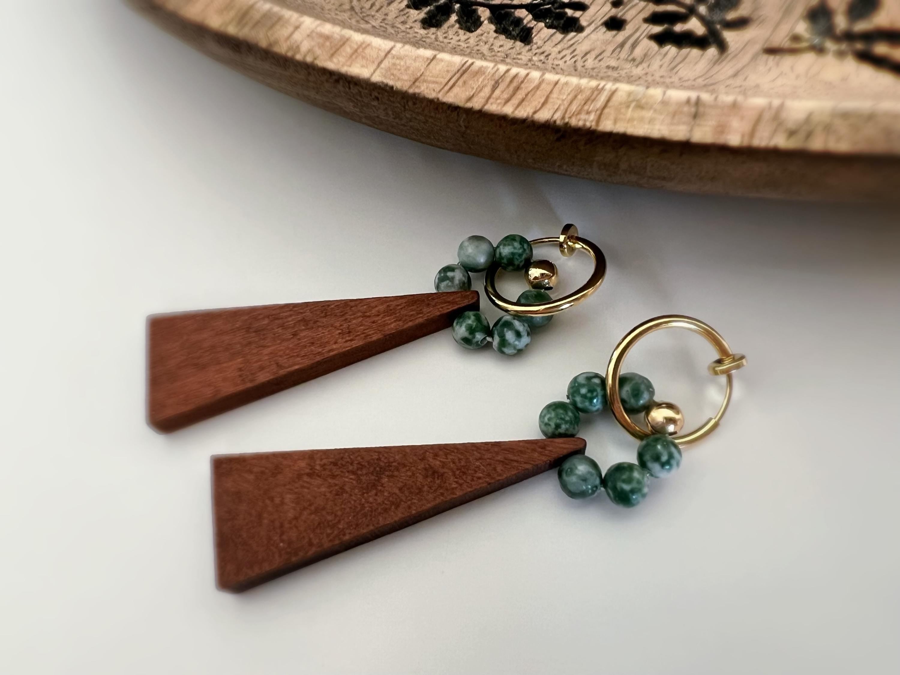 2 EN 1 Créoles Clips 15mm OR Cercle perles pierre naturelle verte Pendentif triangle en bois marron . Clips de l'hiver pour tenues chaudes.