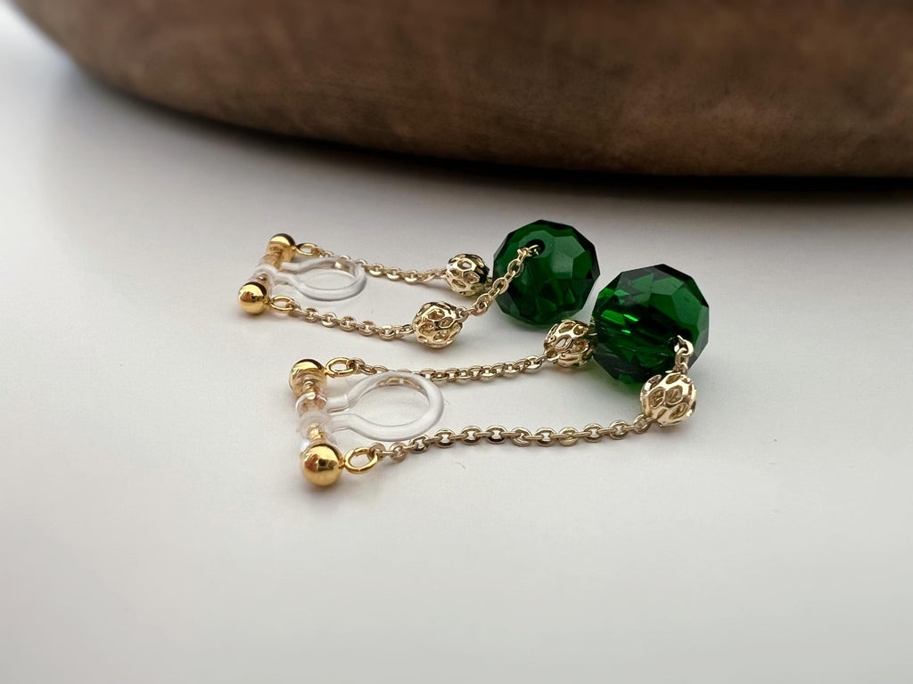 Boucles d'oreilles CLIPS INVISIBLE Chaîne plaqué d'Or Perle facette verte mini perle or creuses sculptées Clips d'oreilles non percées