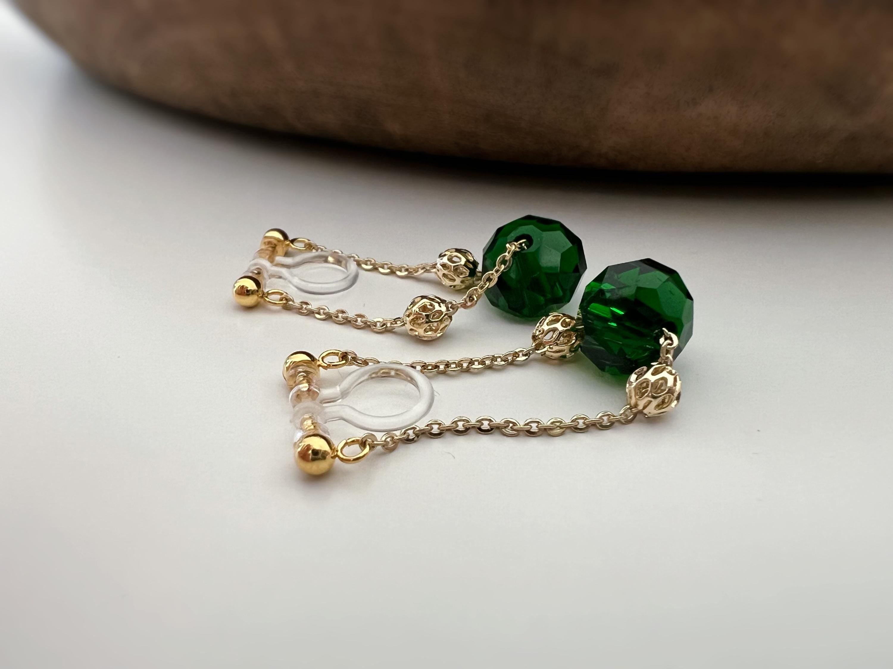 Boucles d'oreilles CLIPS INVISIBLE Chaîne plaqué d'Or Perle facette verte mini perle or creuses sculptées Clips d'oreilles non percées