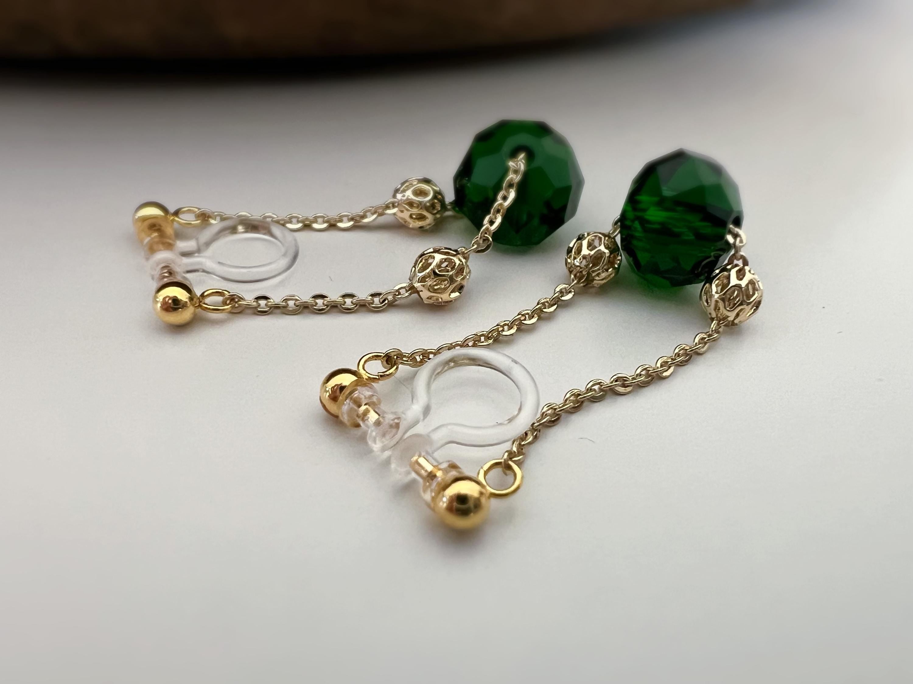 Boucles d'oreilles CLIPS INVISIBLE Chaîne plaqué d'Or Perle facette verte mini perle or creuses sculptées Clips d'oreilles non percées