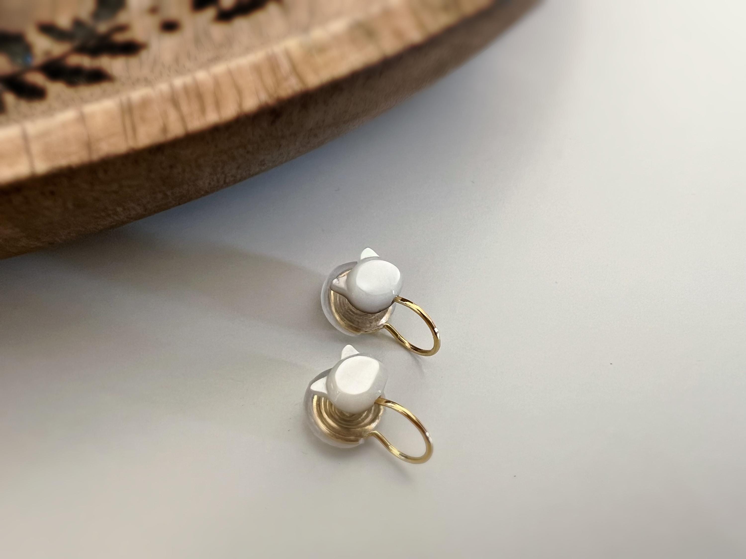 SANS DOULEUR ! Boucles d'oreilles CLIPS U spirale petite tête de chat Coquillages naturels sculptés à la main. Clips d'oreilles confortable