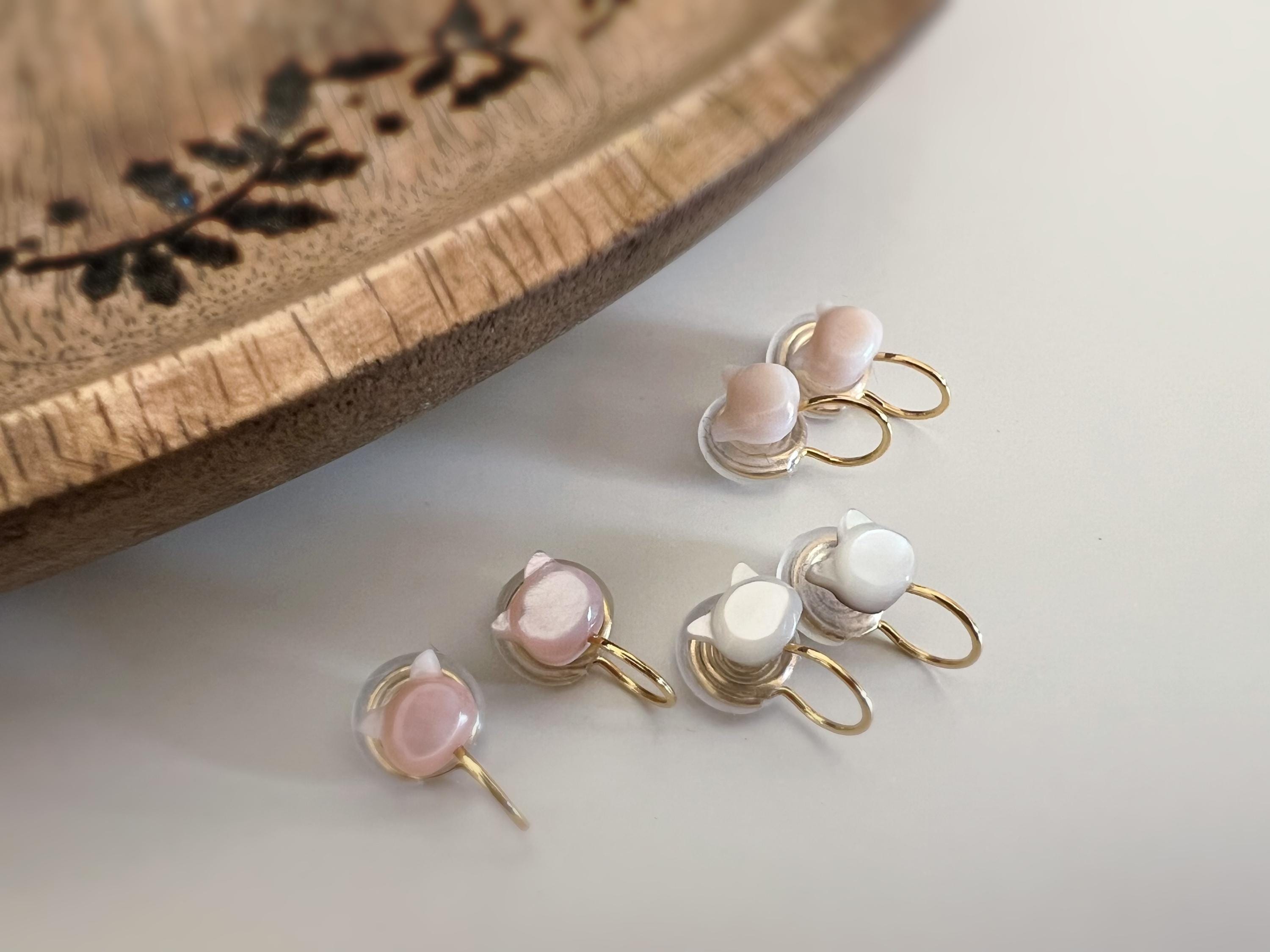 SANS DOULEUR ! Boucles d'oreilles CLIPS U spirale petite tête de chat Coquillages naturels sculptés à la main. Clips d'oreilles confortable