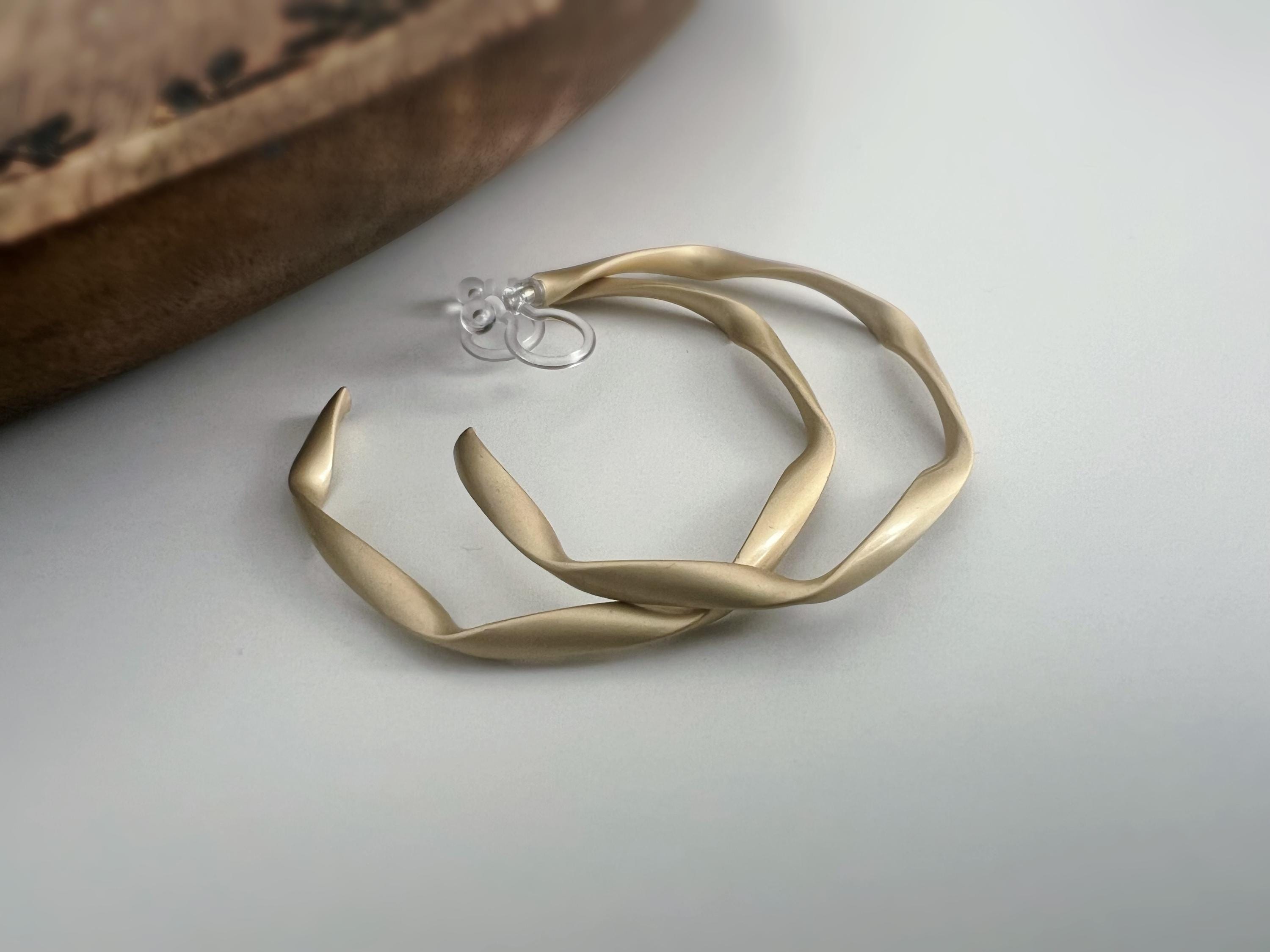 Anneaux Créoles Torsadé 40mm Clips Invisibles, CLIPS d'oreille Créoles Couleur Argent Mat/ Or Mat. oreilles non percées, Anneaux Créoles.