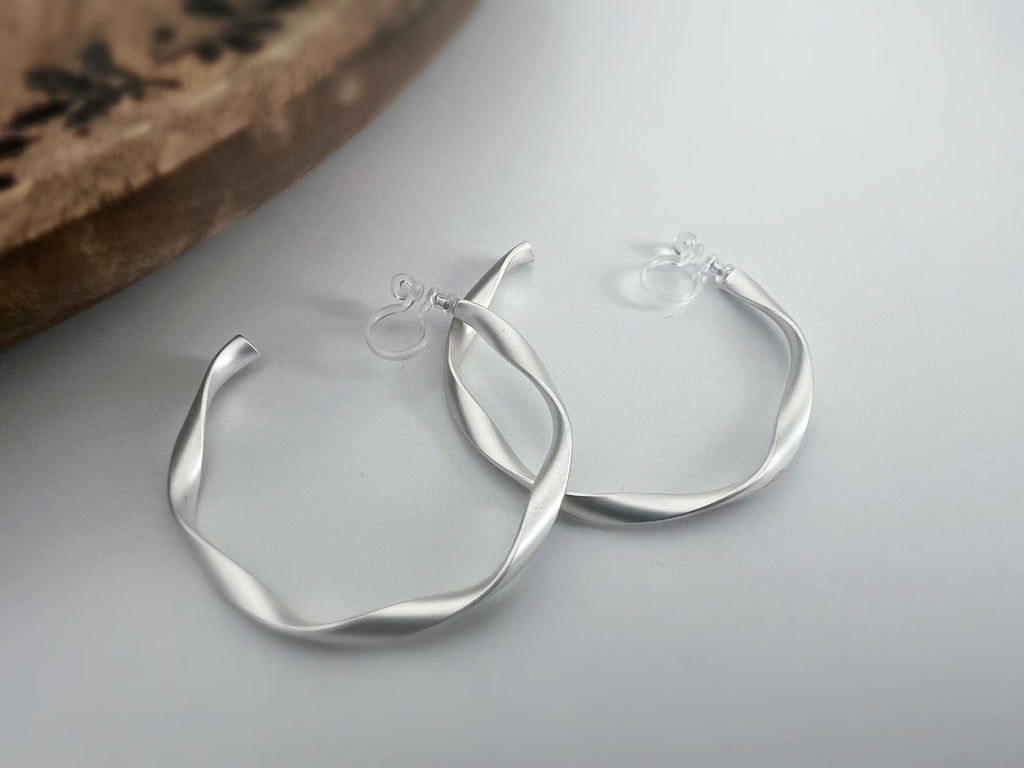 Anneaux Créoles Torsadé 40mm Clips Invisibles, CLIPS d'oreille Créoles Couleur Argent Mat/ Or Mat. oreilles non percées, Anneaux Créoles.