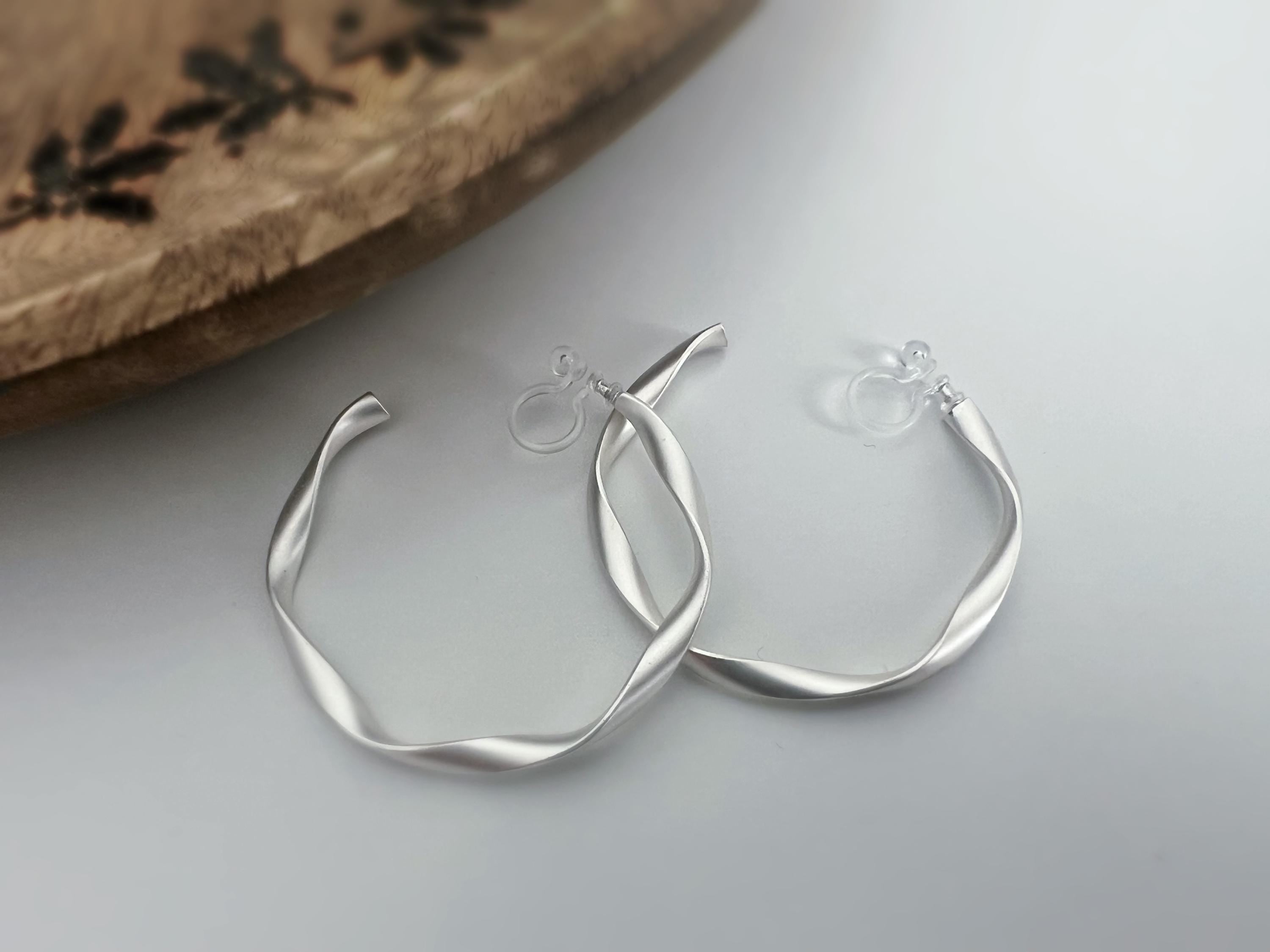 Anneaux Créoles Torsadé 40mm Clips Invisibles, CLIPS d'oreille Créoles Couleur Argent Mat/ Or Mat. oreilles non percées, Anneaux Créoles.