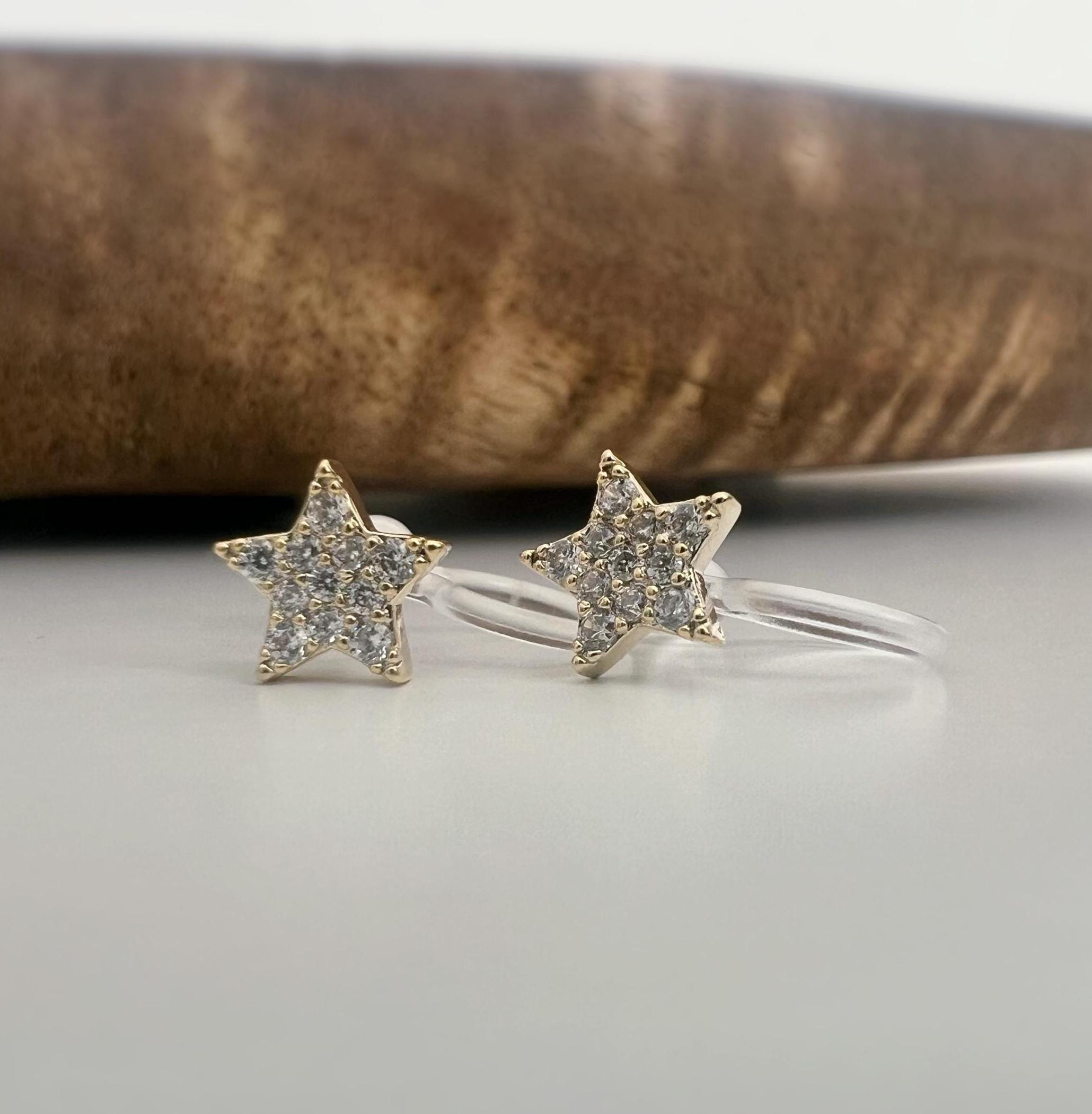 Mini étoile clips d'oreilles résine invisible. étoile or zircon Pentacle et étoile or à huit branches Boucles d'oreille clips confortable