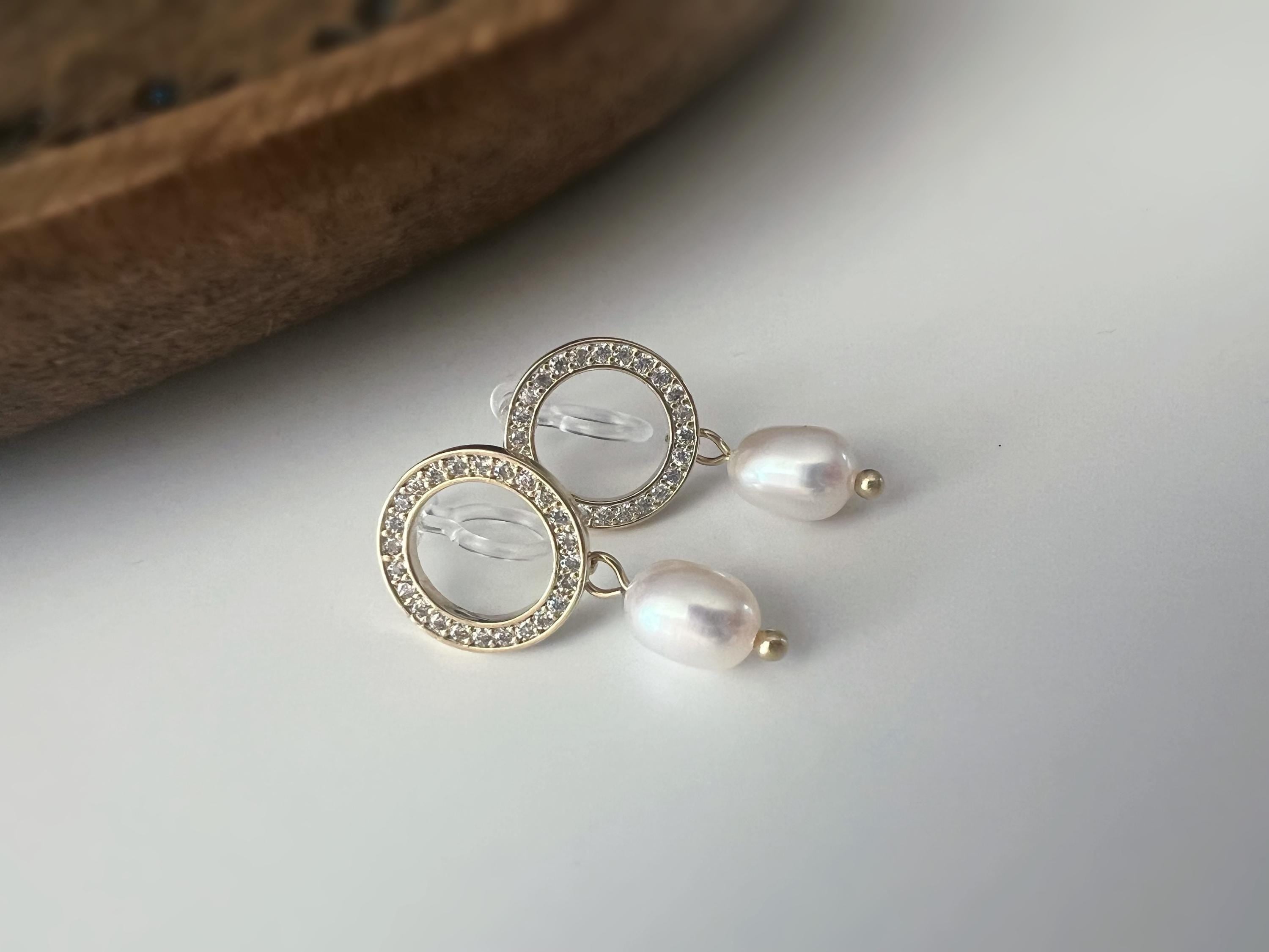 Clips d'oreilles Cercles Zircon Perle d'eau douce naturelle blanche Couleur Or/ Argent. CLIPS Invisible pendantes confortable.