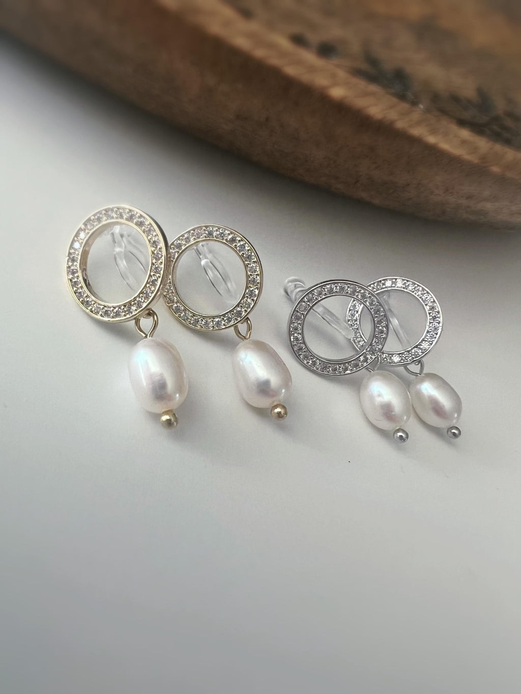 Clips d'oreilles Cercles Zircon Perle d'eau douce naturelle blanche Couleur Or/ Argent. CLIPS Invisible pendantes confortable.