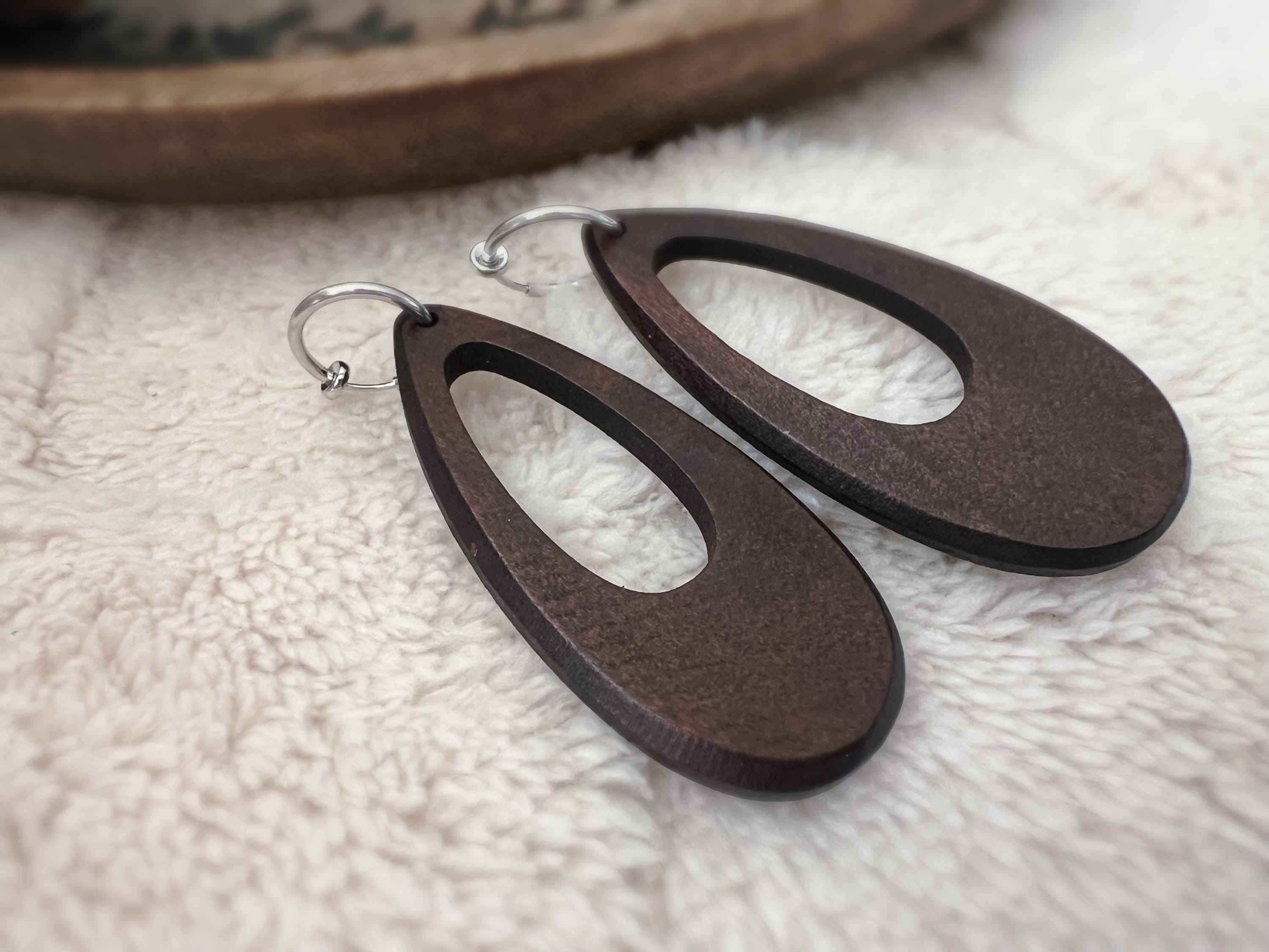 2 EN 1 Clips d’oreilles Créoles 15mm Or/Argent, Ovales en bois, design ajouré, légères et élégantes. Idéal pour un style naturel et chic.