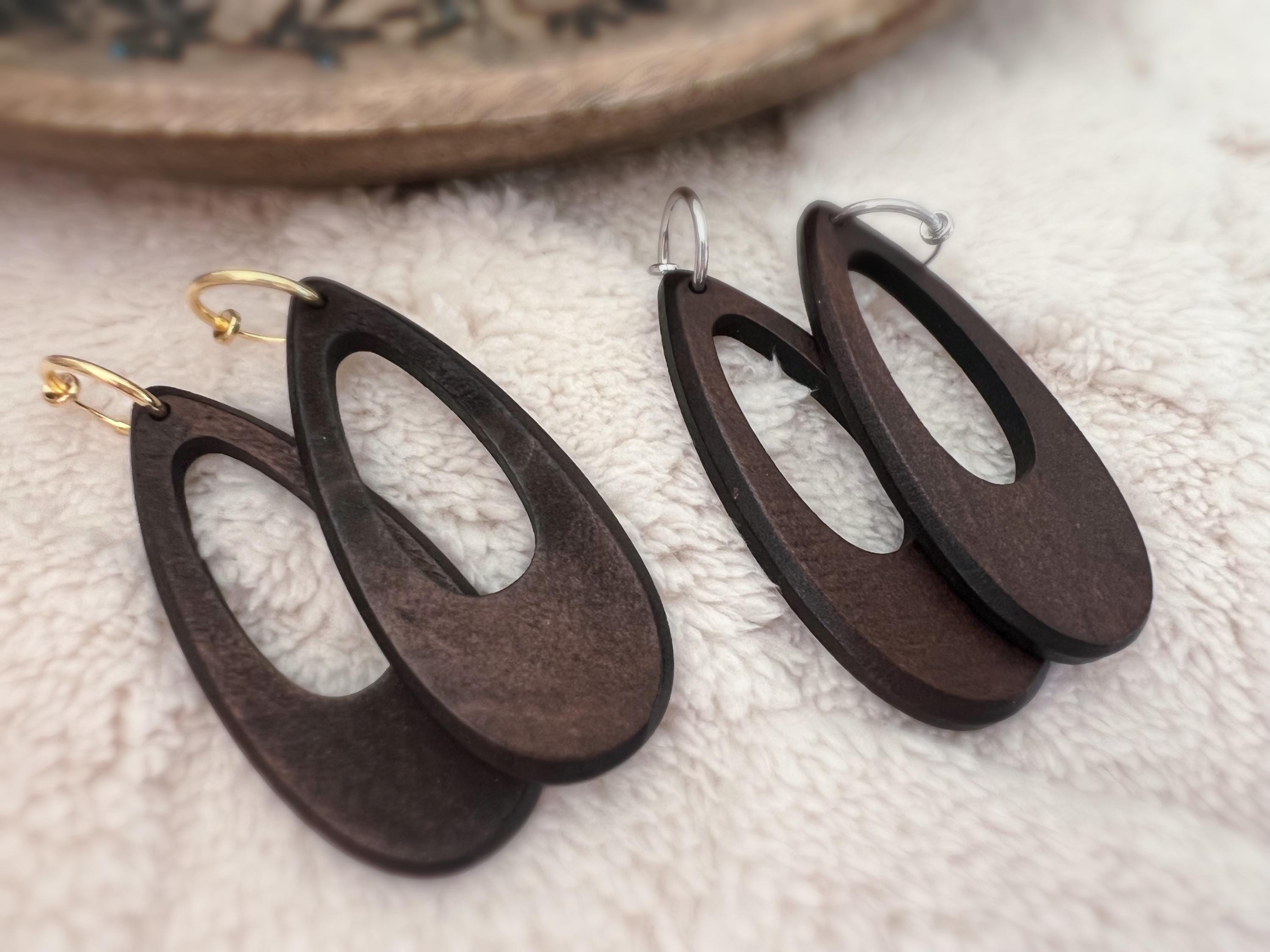 2 EN 1 Clips d’oreilles Créoles 15mm Or/Argent, Ovales en bois, design ajouré, légères et élégantes. Idéal pour un style naturel et chic.