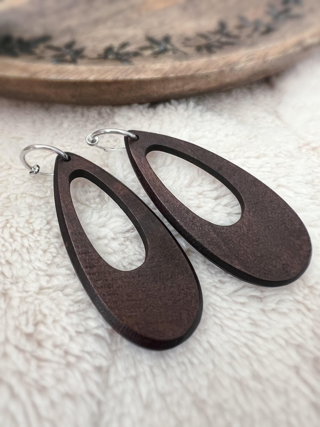 2 EN 1 Clips d’oreilles Créoles 15mm Or/Argent, Ovales en bois, design ajouré, légères et élégantes. Idéal pour un style naturel et chic.