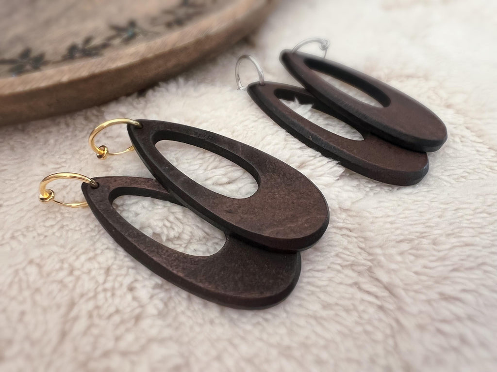 2 EN 1 Clips d’oreilles Créoles 15mm Or/Argent, Ovales en bois, design ajouré, légères et élégantes. Idéal pour un style naturel et chic.