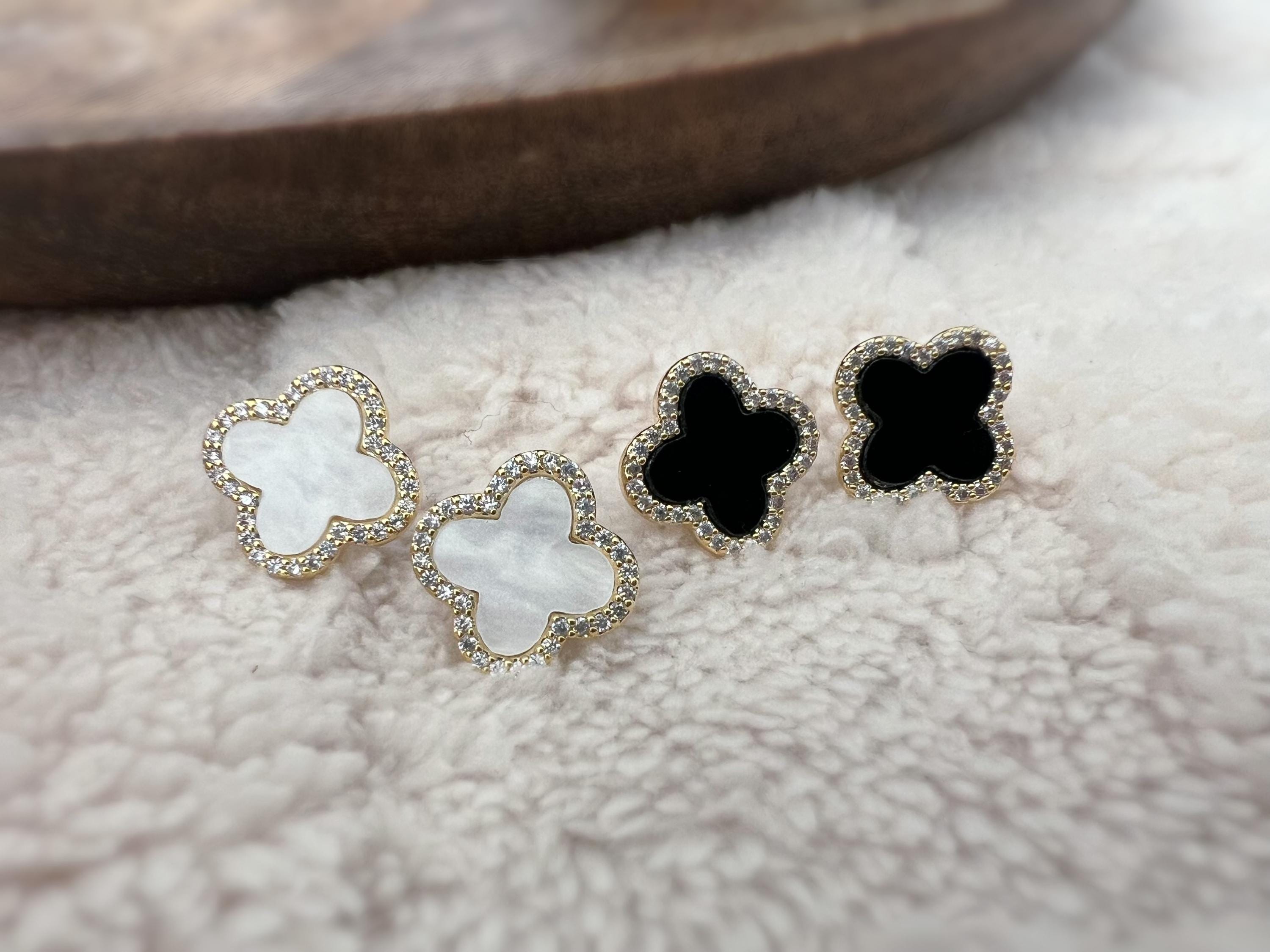 CLIPS d'oreilles invisibles, Trèfle à 4 feuilles or porte bonheur mini zircon Noir/ Blanc Boucles d'oreilles clips confortable délicat