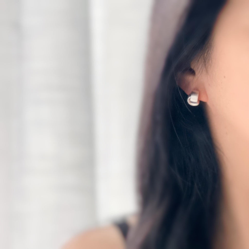 Boucles d'oreilles clip argent brossé au design torsadé élégant. Légères confortables grâce à leur clip transparent, oreilles non percées.