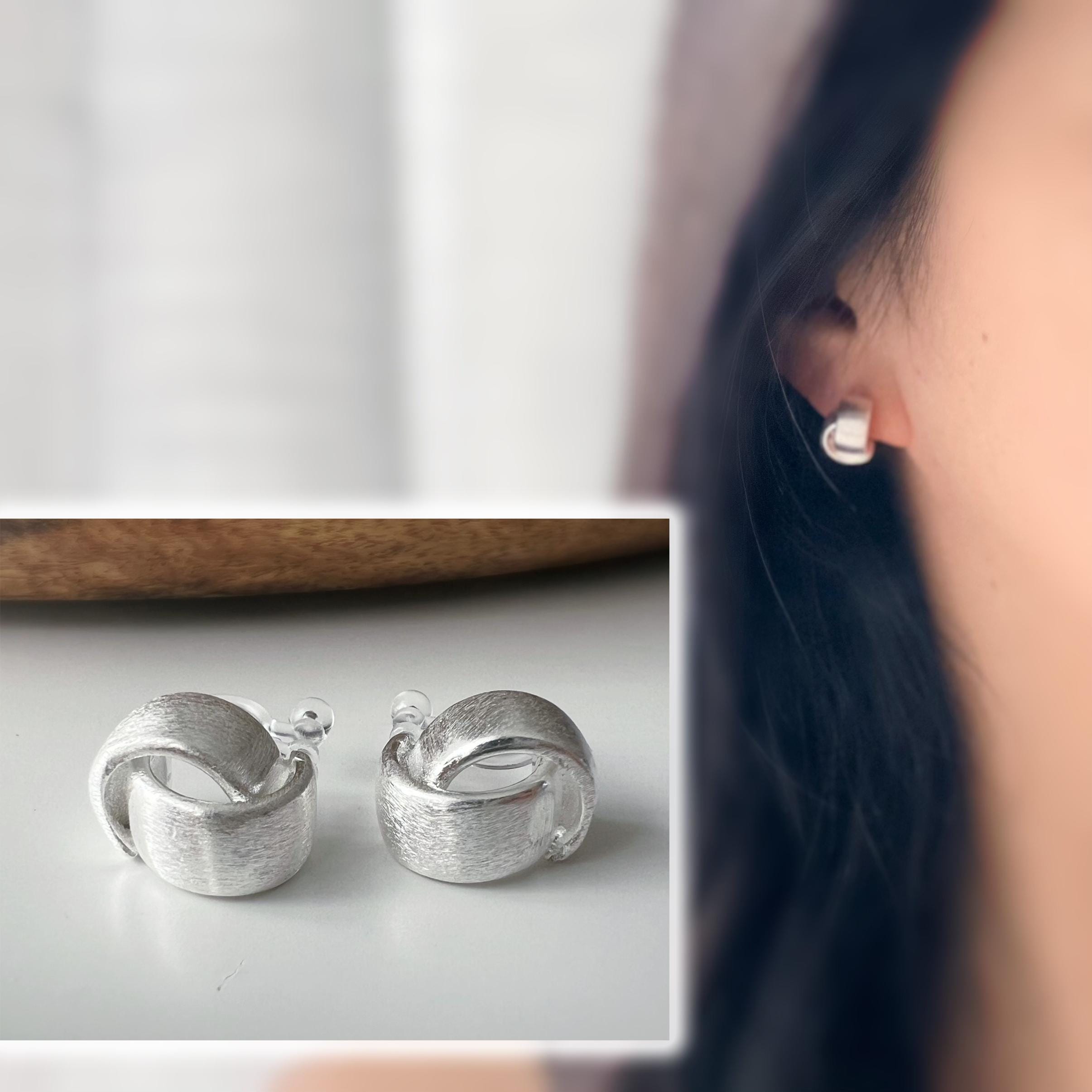 Boucles d'oreilles clip argent brossé au design torsadé élégant. Légères confortables grâce à leur clip transparent, oreilles non percées.