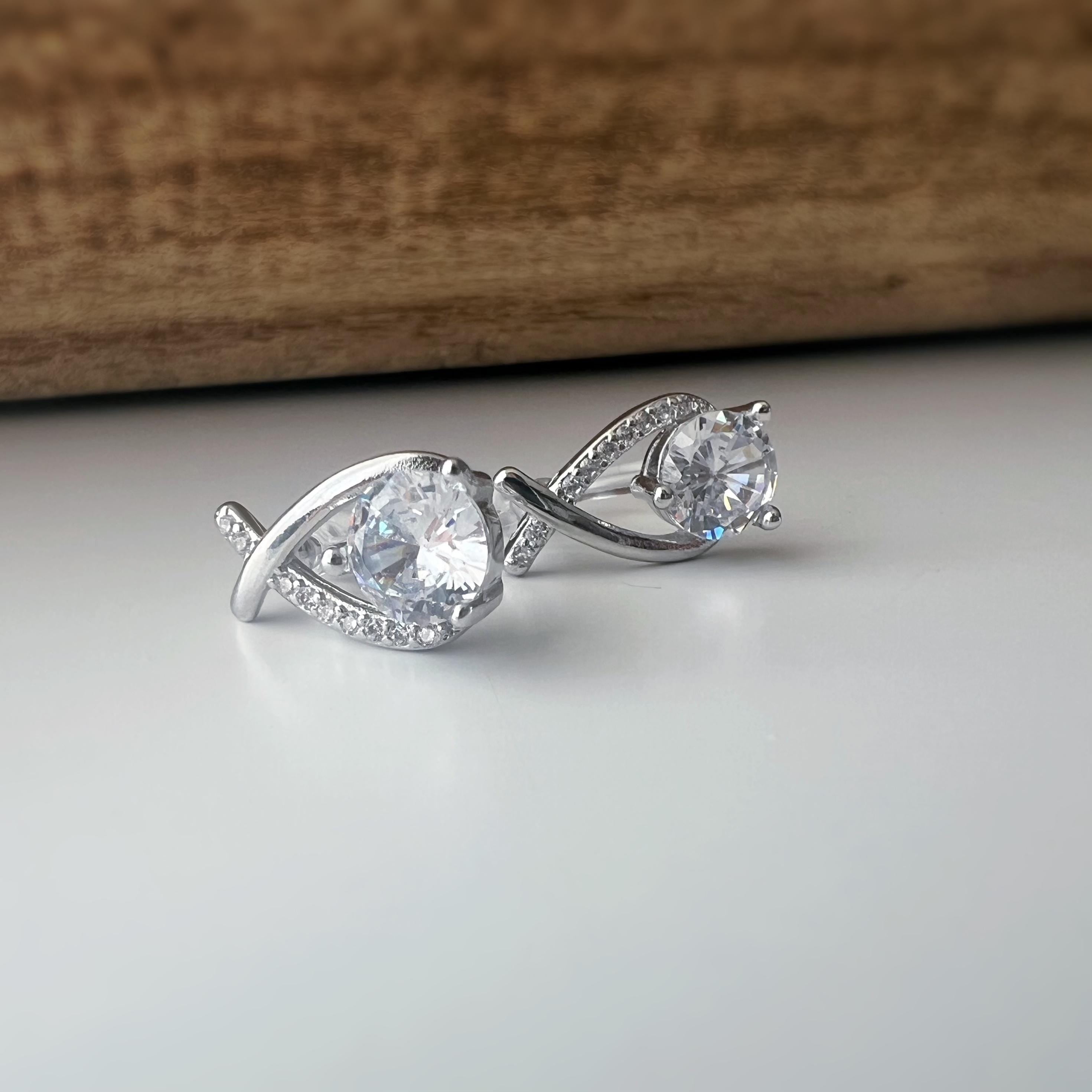 Boucles d'oreilles Clips INVISIBLES or en forme de poisson, Triangle mini et grande Zircon rond. Clips d'oreilles Confortables Prêt à offrir