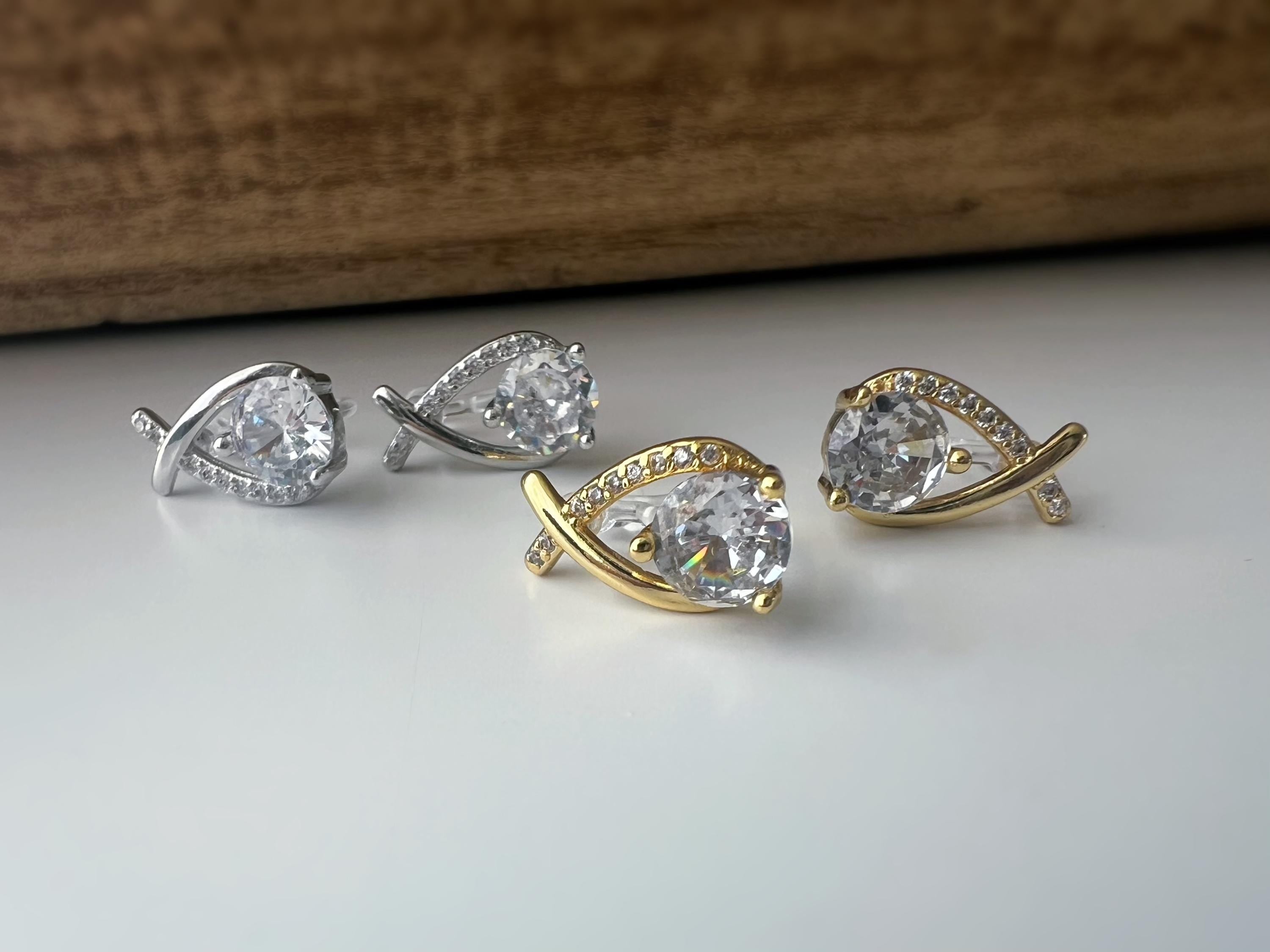 Boucles d'oreilles Clips INVISIBLES or en forme de poisson, Triangle mini et grande Zircon rond. Clips d'oreilles Confortables Prêt à offrir