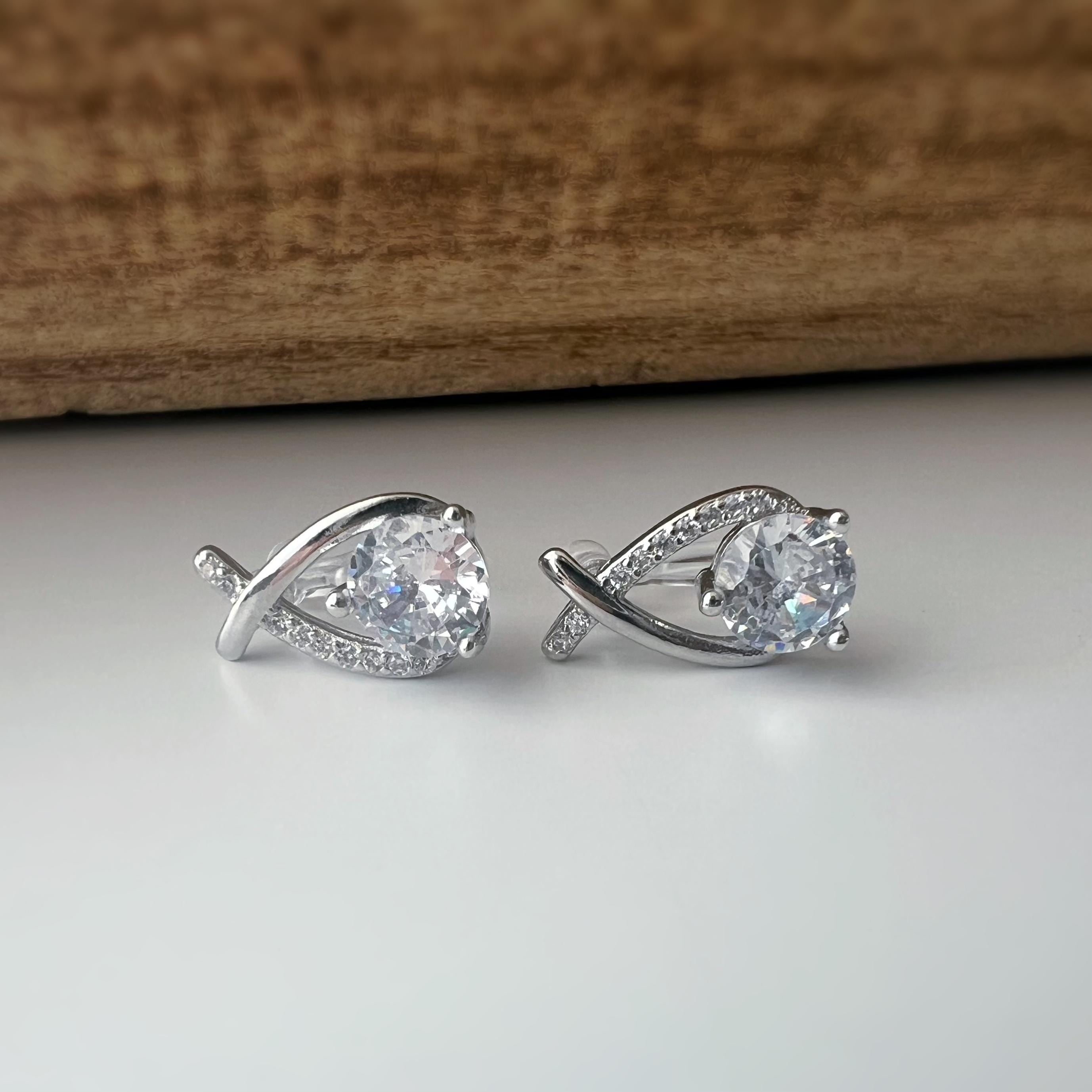 Boucles d'oreilles Clips INVISIBLES or en forme de poisson, Triangle mini et grande Zircon rond. Clips d'oreilles Confortables Prêt à offrir