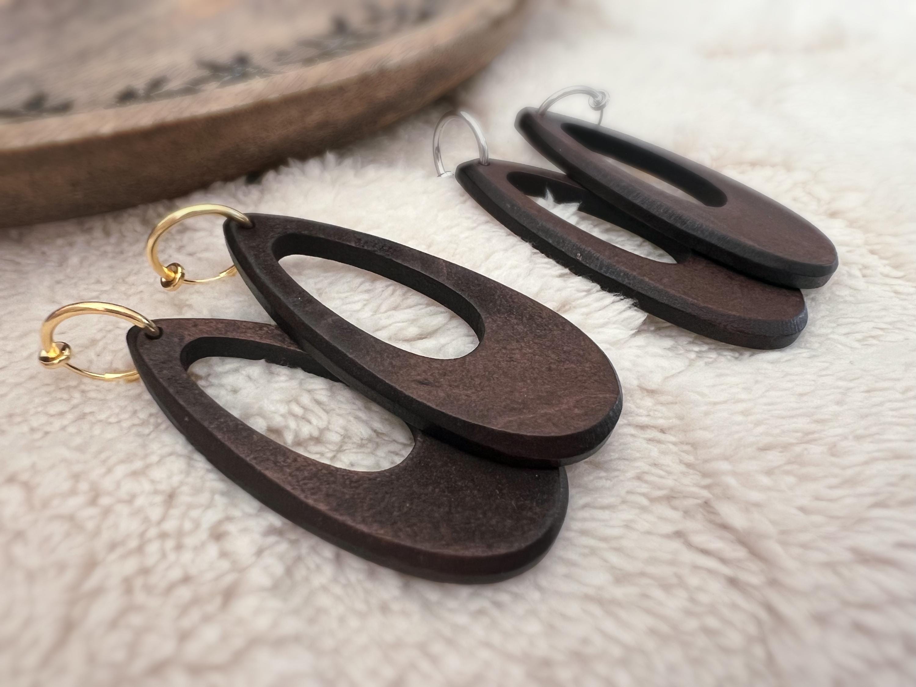 2 EN 1 Clips d’oreilles Créoles 15mm Or/Argent, Ovales en bois, design ajouré, légères et élégantes. Idéal pour un style naturel et chic.