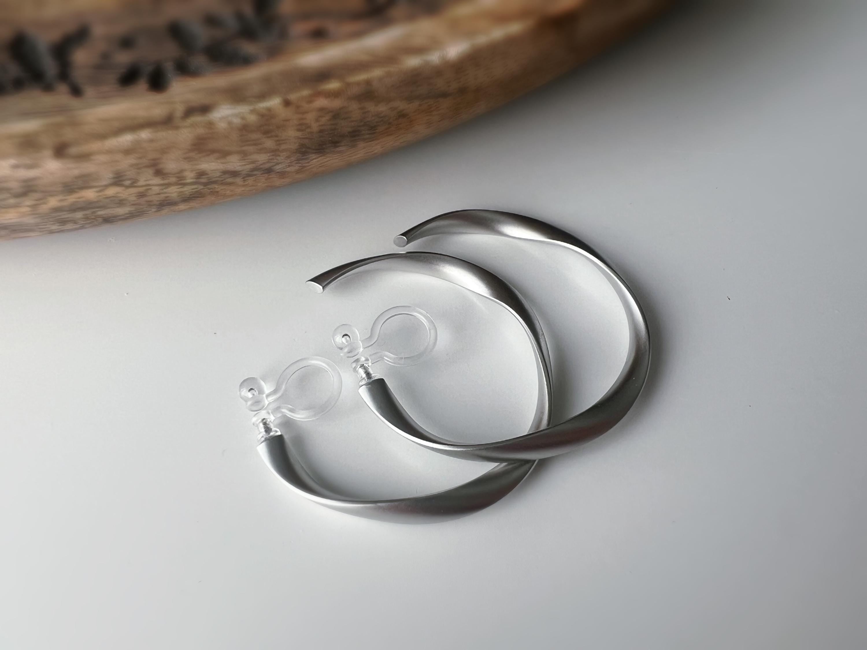 Anneaux Créoles Torsadé Clips Invisibles, Boucles d'oreille Créoles CLIPS couleur Or Mat/ Argent Mat, oreilles non percées, Anneaux Créoles.