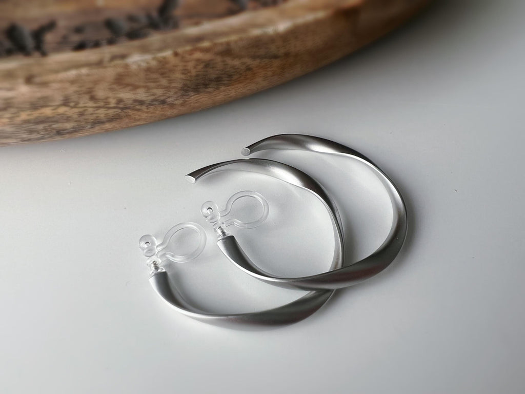 Anneaux Créoles Torsadé Clips Invisibles, Boucles d'oreille Créoles CLIPS couleur Or Mat/ Argent Mat, oreilles non percées, Anneaux Créoles.