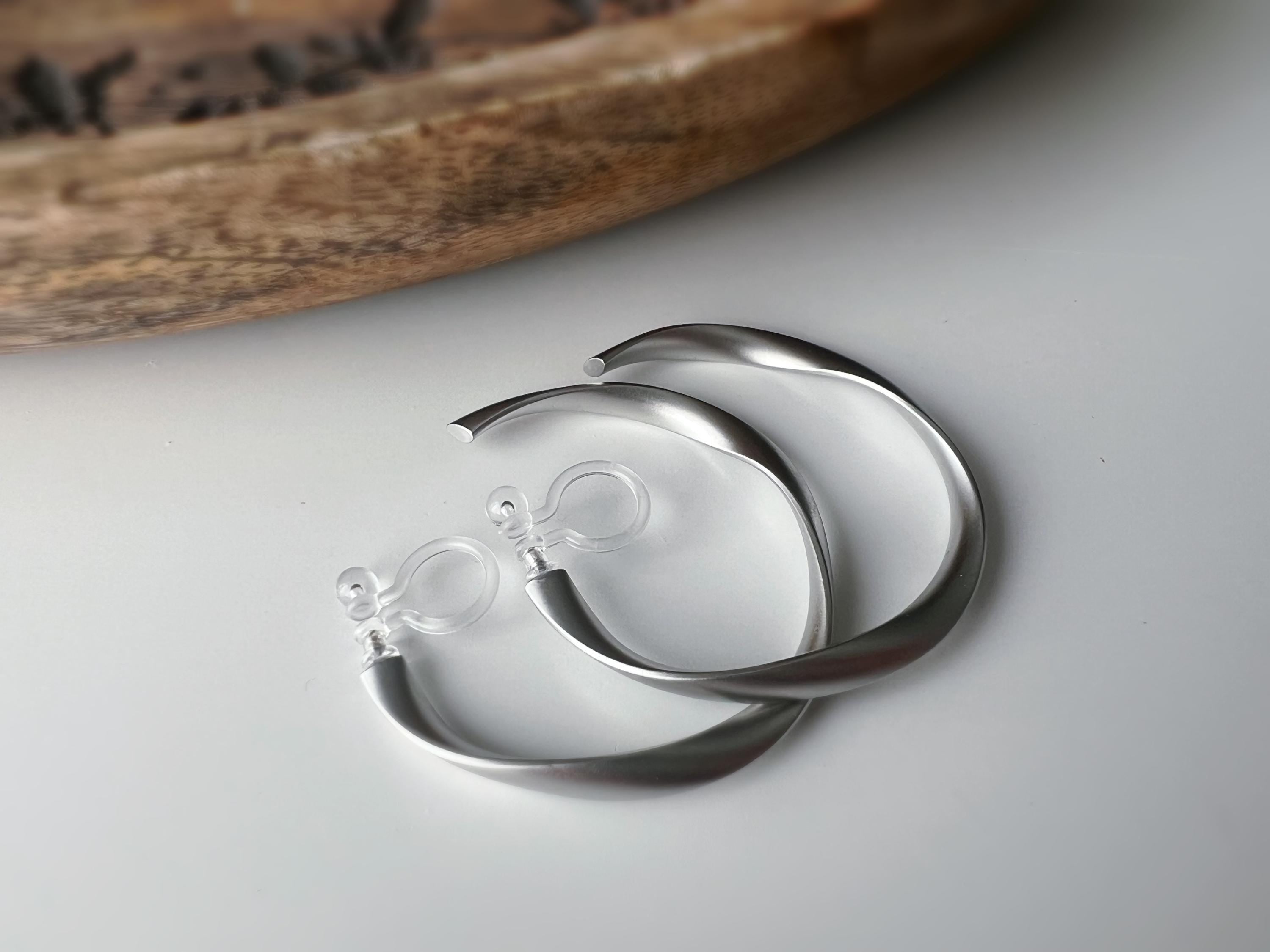 Anneaux Créoles Torsadé Clips Invisibles, Boucles d'oreille Créoles CLIPS couleur Or Mat/ Argent Mat, oreilles non percées, Anneaux Créoles.