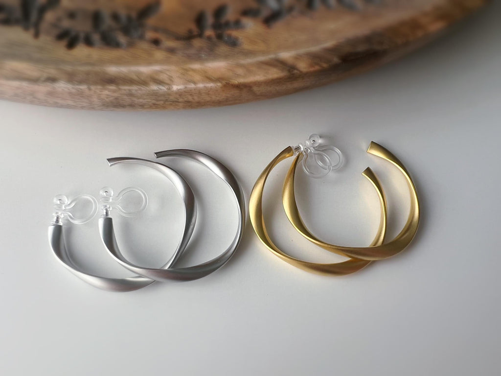 Anneaux Créoles Torsadé Clips Invisibles, Boucles d'oreille Créoles CLIPS couleur Or Mat/ Argent Mat, oreilles non percées, Anneaux Créoles.