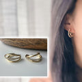 Boucles d'oreilles clip dorée triple anneau ornées strass scintillants Élégantes raffinées elles apportent une touche lumineuse sophistiquée
