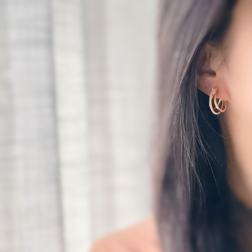 Boucles d'oreilles clip dorée triple anneau ornées strass scintillants Élégantes raffinées elles apportent une touche lumineuse sophistiquée