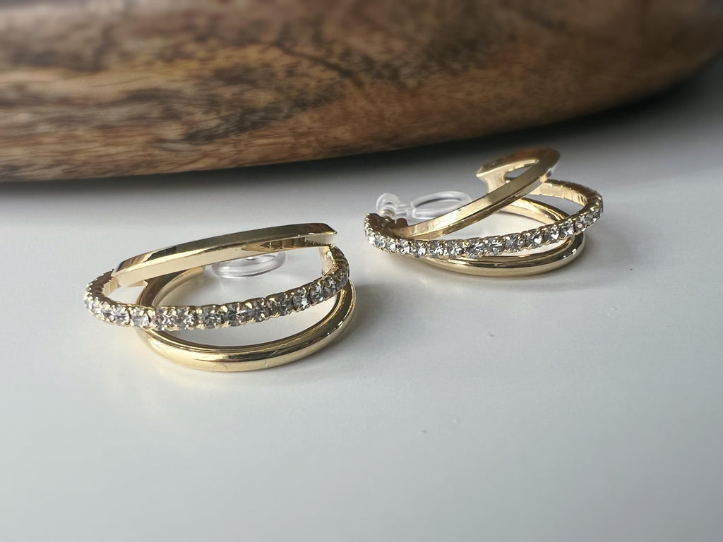 Boucles d'oreilles clip dorée triple anneau ornées strass scintillants Élégantes raffinées elles apportent une touche lumineuse sophistiquée