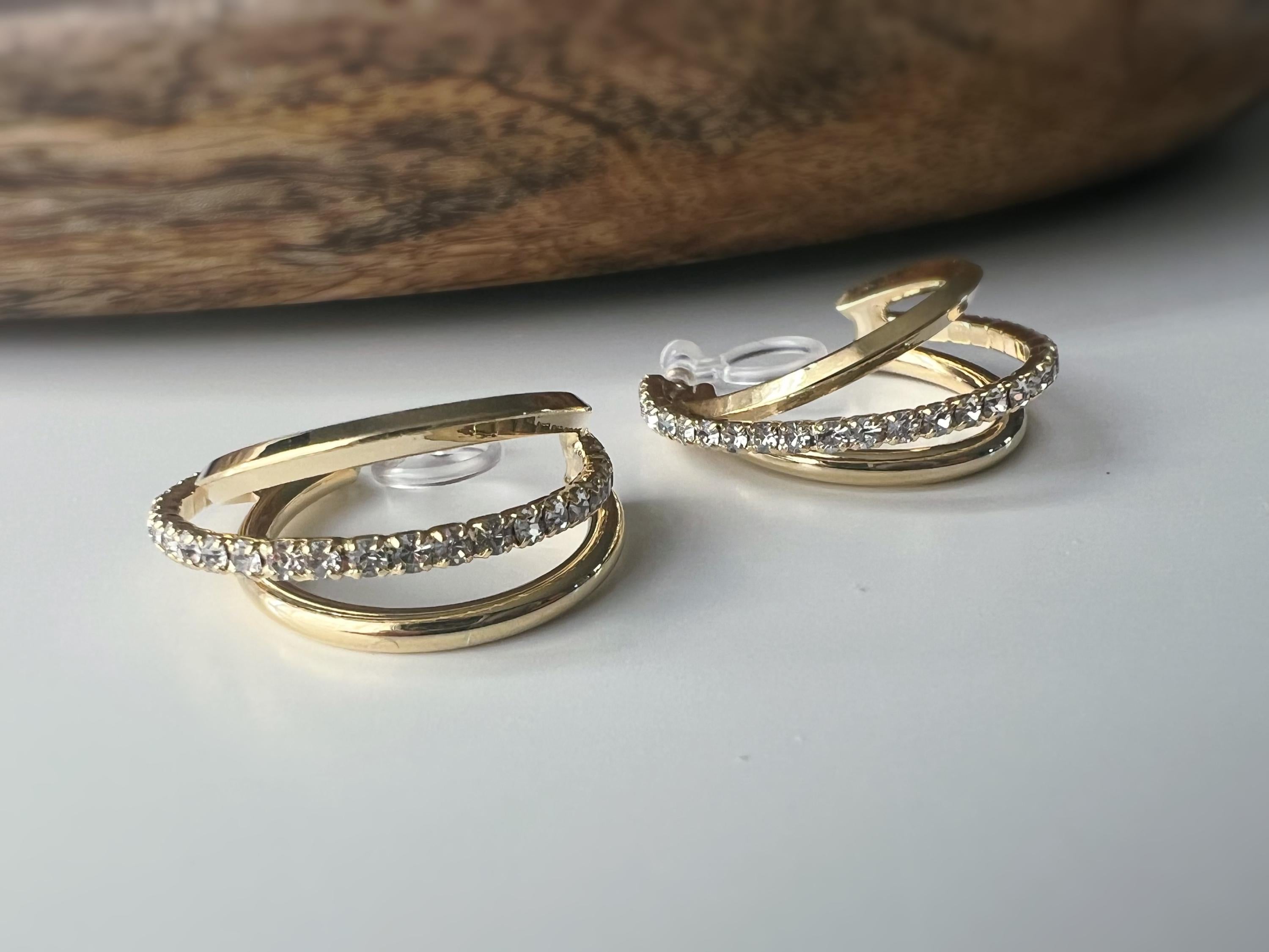 Boucles d'oreilles clip dorée triple anneau ornées strass scintillants Élégantes raffinées elles apportent une touche lumineuse sophistiquée