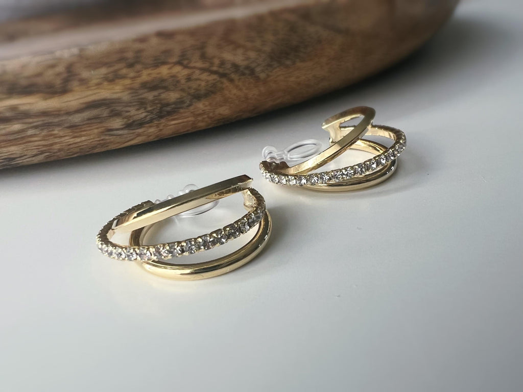 Boucles d'oreilles clip dorée triple anneau ornées strass scintillants Élégantes raffinées elles apportent une touche lumineuse sophistiquée