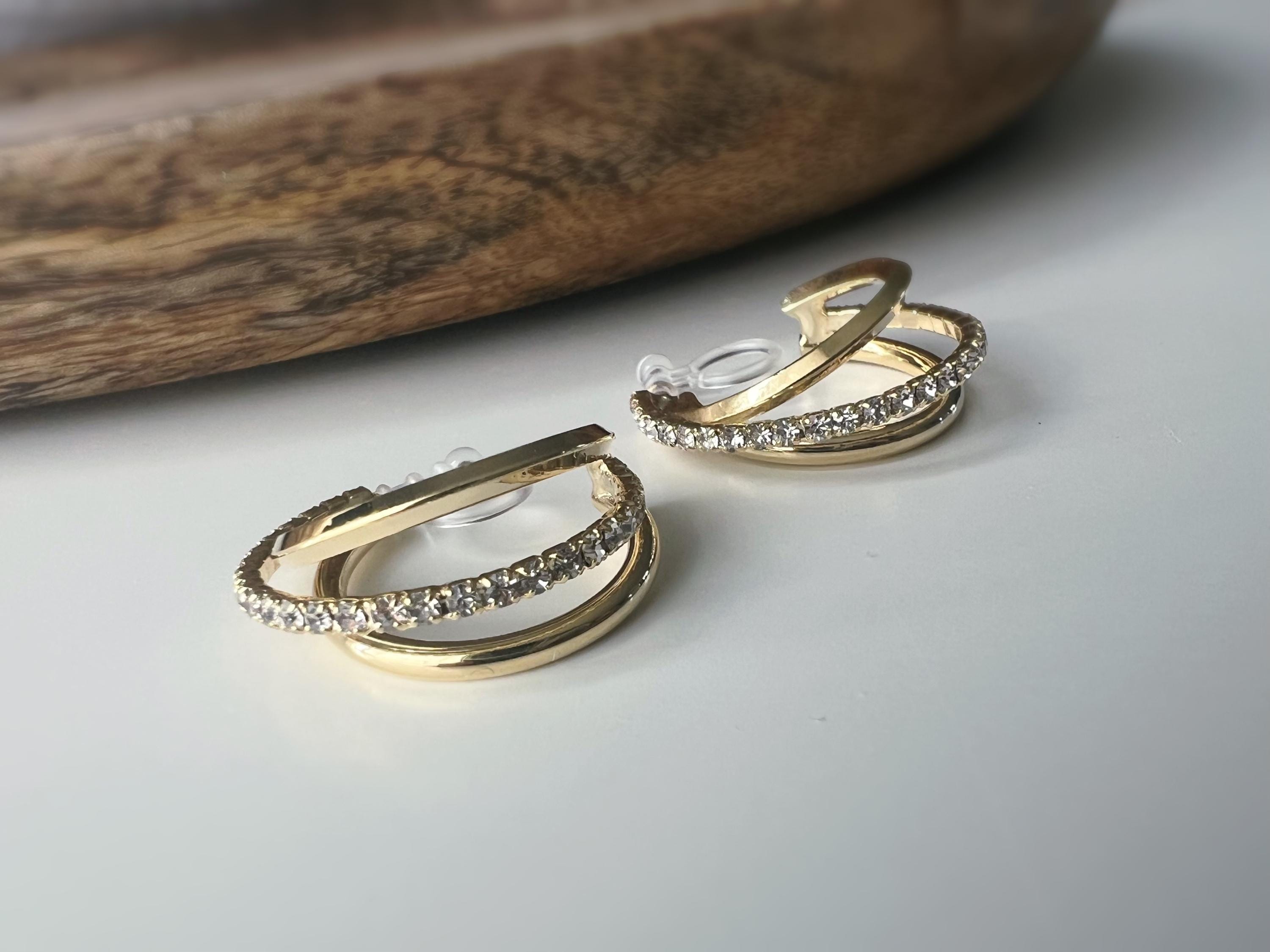 Boucles d'oreilles clip dorée triple anneau ornées strass scintillants Élégantes raffinées elles apportent une touche lumineuse sophistiquée