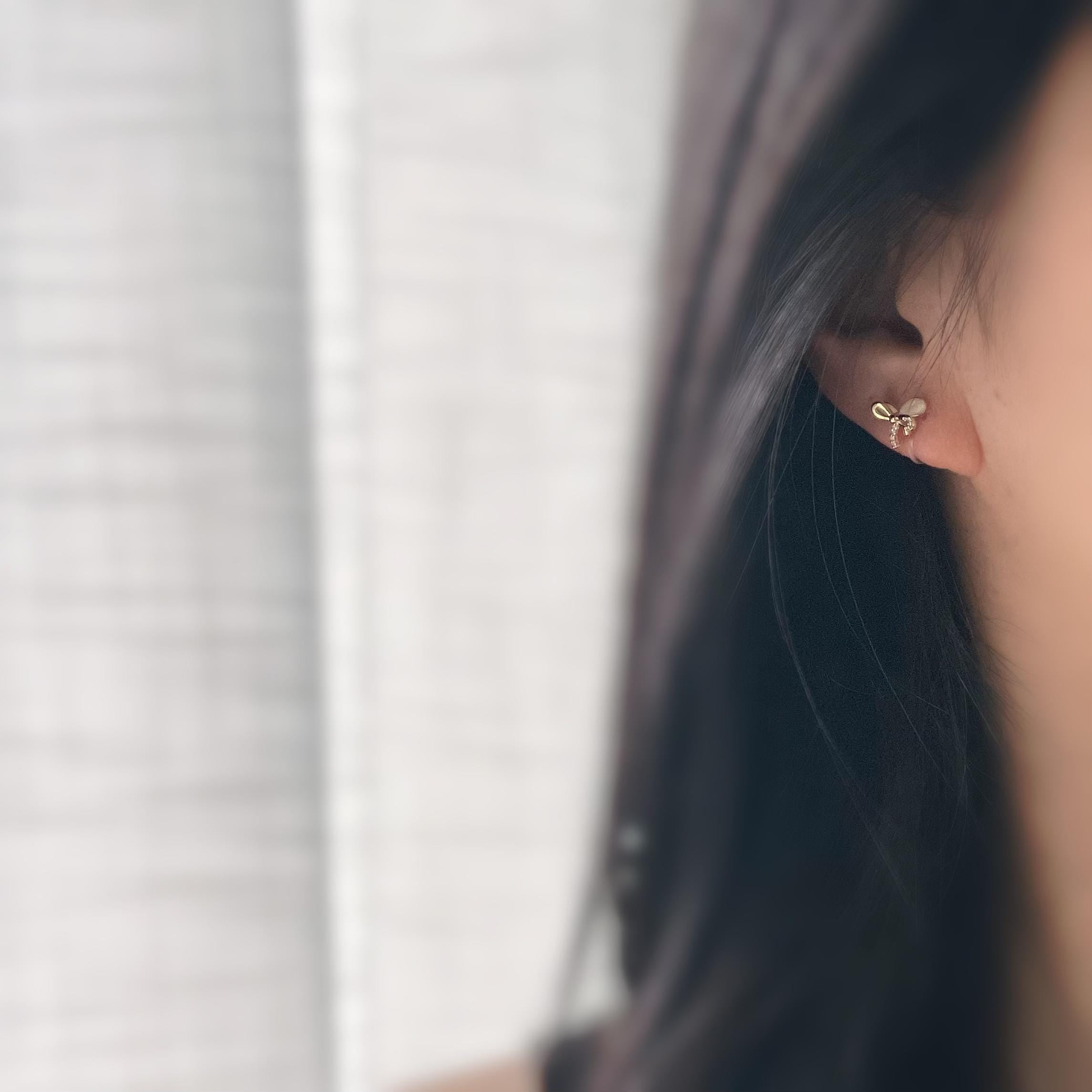 Boucles d'oreilles clip en forme de nœud doré ornées strass scintillants Délicates elles ajoutent une touche de charme raffiné à votre style