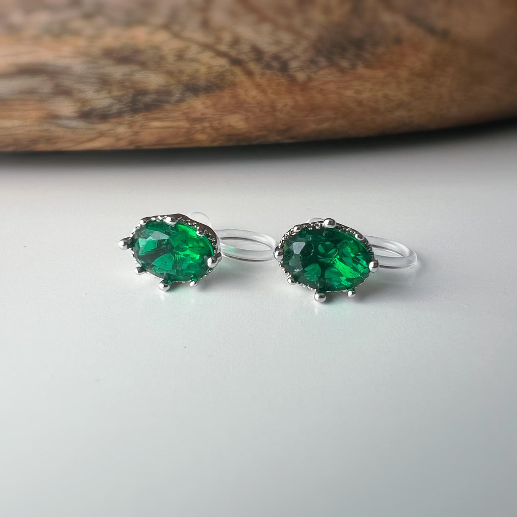 Boucles d'oreilles clips pierres vert émeraude scintillantes serties dans un cadre argenté raffiné Idéales pour une touche de sophistication