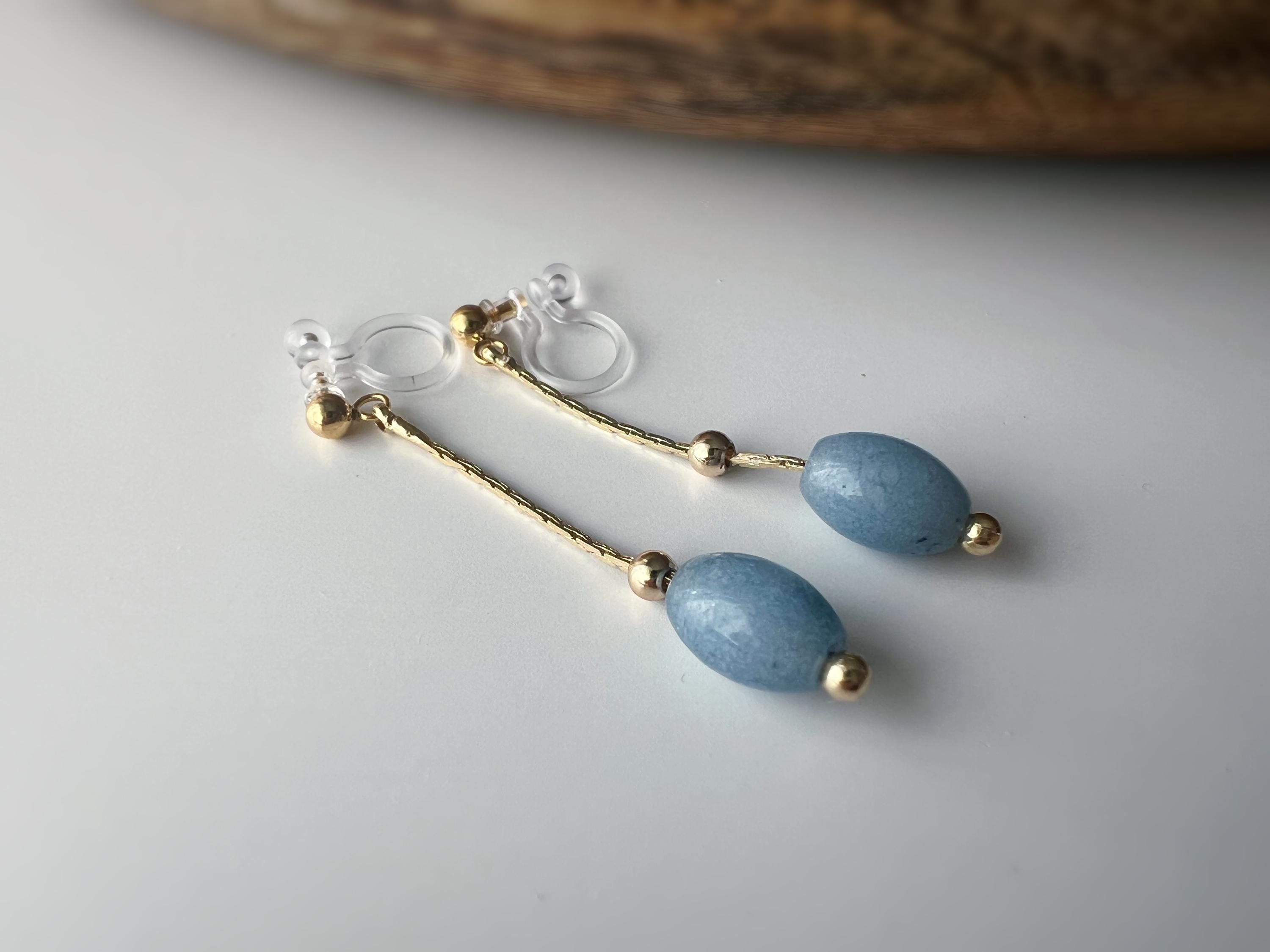 Boucles d'oreilles clips élégantes pierres naturelles bleu clair perles dorées. Design fin et minimaliste, parfait pour touche sophistiquée.
