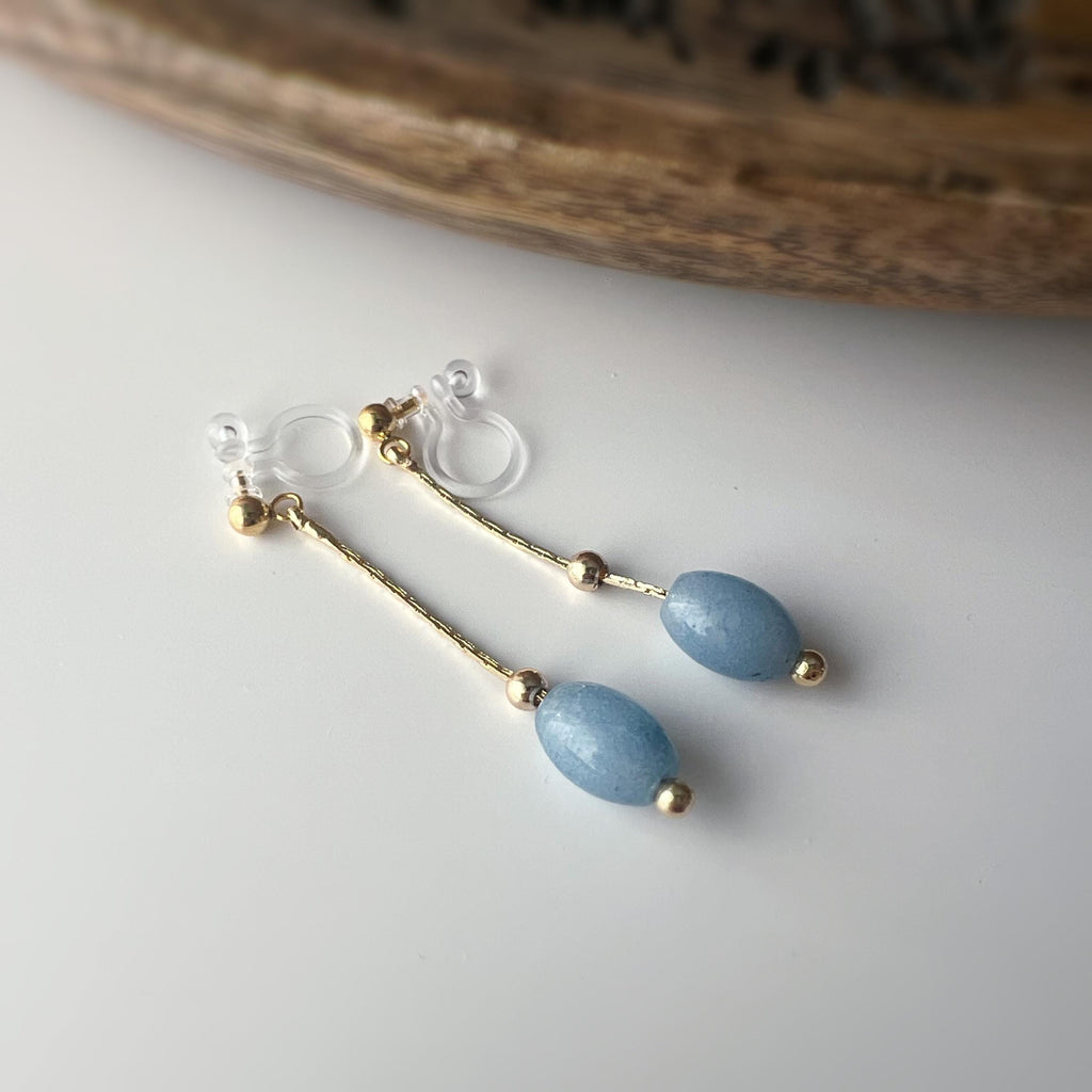 Boucles d'oreilles clips élégantes pierres naturelles bleu clair perles dorées. Design fin et minimaliste, parfait pour touche sophistiquée.