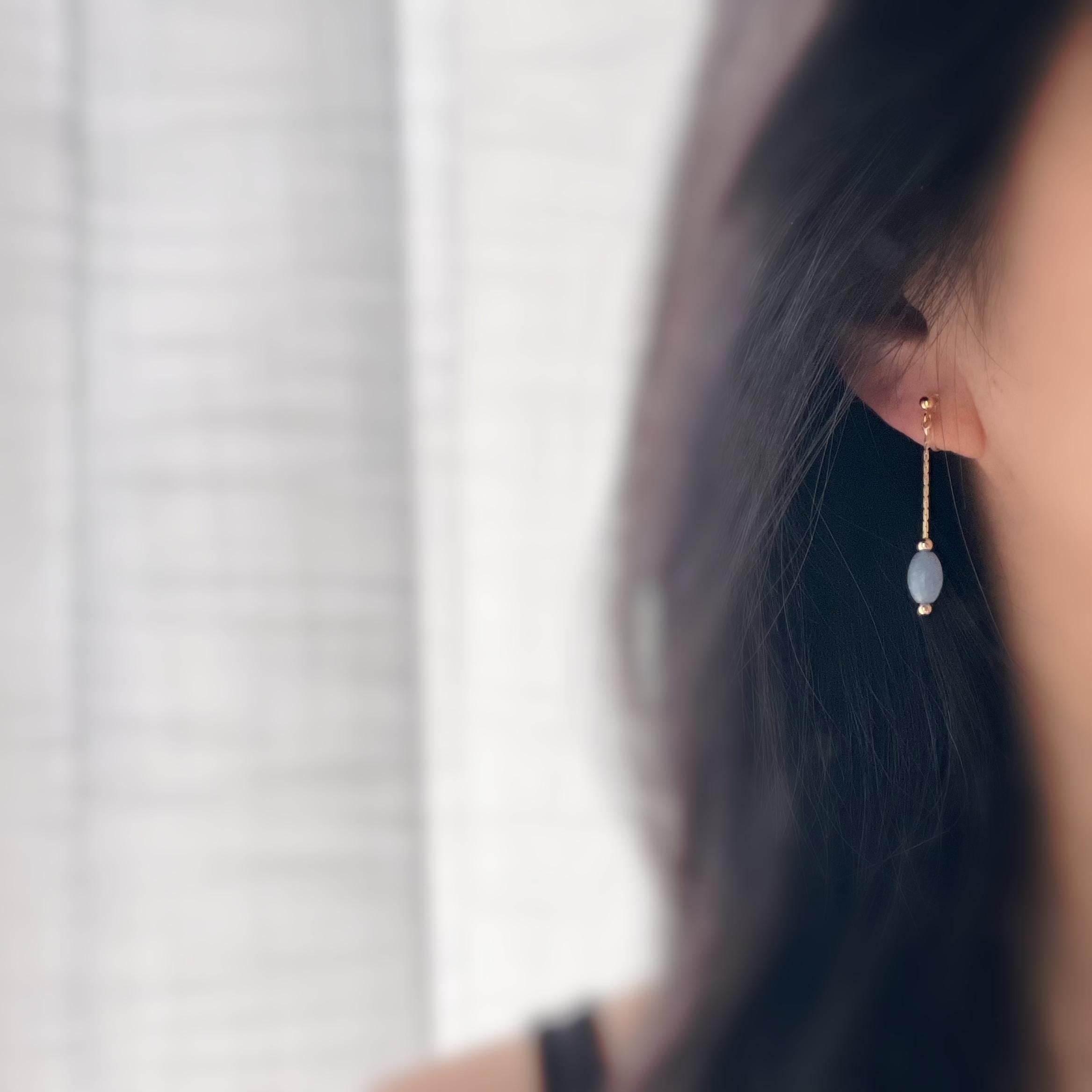 Boucles d'oreilles clips élégantes pierres naturelles bleu clair perles dorées. Design fin et minimaliste, parfait pour touche sophistiquée.