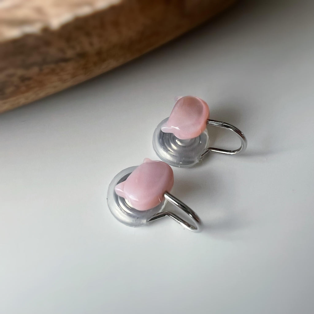 SANS DOULEUR ! Boucles d'oreilles CLIPS U spirale petite tête de chat Coquillages naturels sculptés à la main. Clips d'oreilles confortable