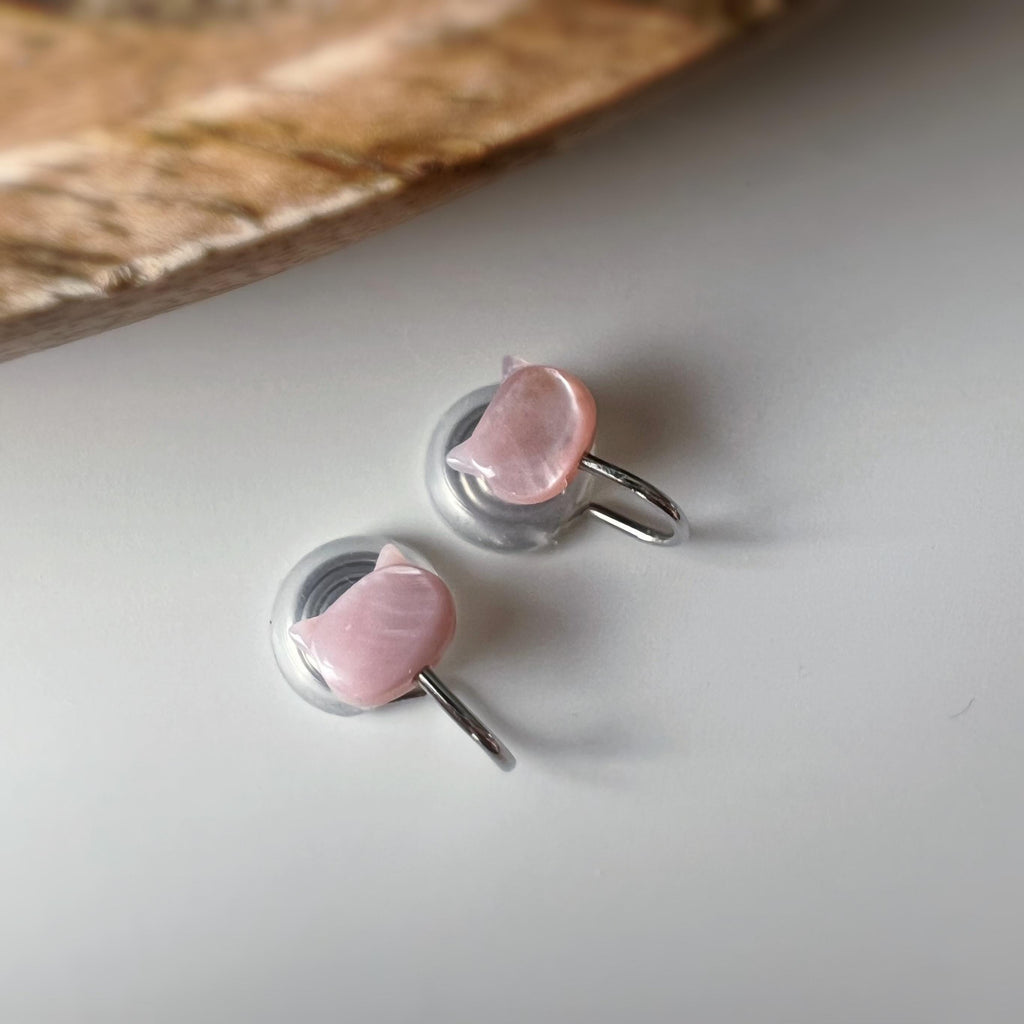 SANS DOULEUR ! Boucles d'oreilles CLIPS U spirale petite tête de chat Coquillages naturels sculptés à la main. Clips d'oreilles confortable