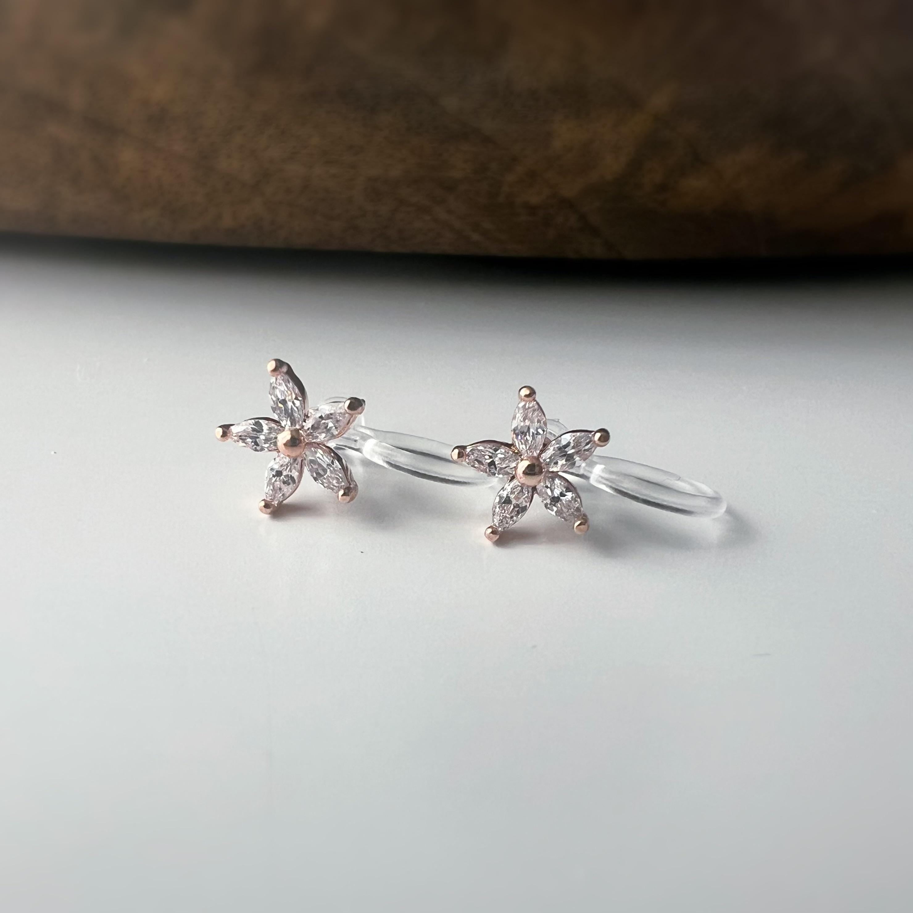 Mini Boucles d'oreilles clip fleur scintillante or/ argent/ or rose. Élégantes, elles ajoutent une touche raffinée à votre look.