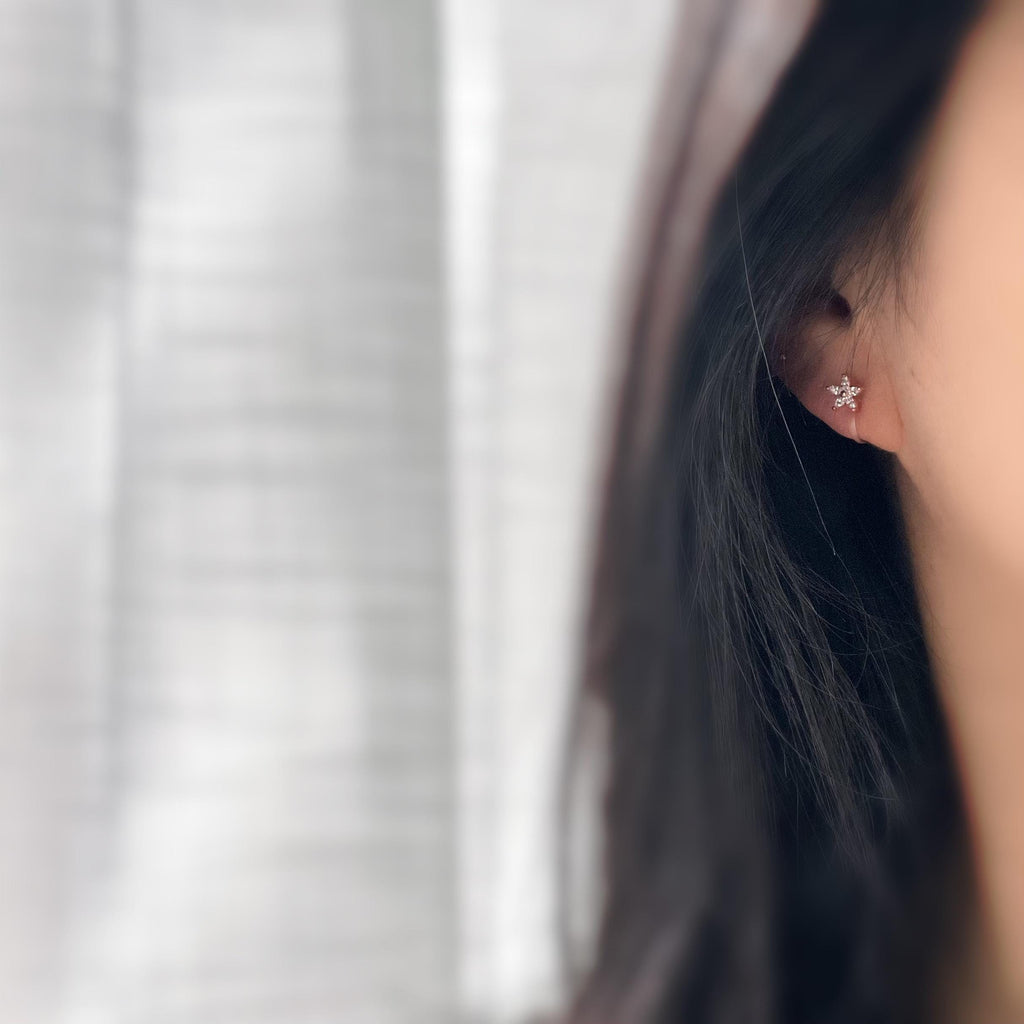 Mini Boucles d'oreilles clip fleur scintillante or/ argent/ or rose. Élégantes, elles ajoutent une touche raffinée à votre look.