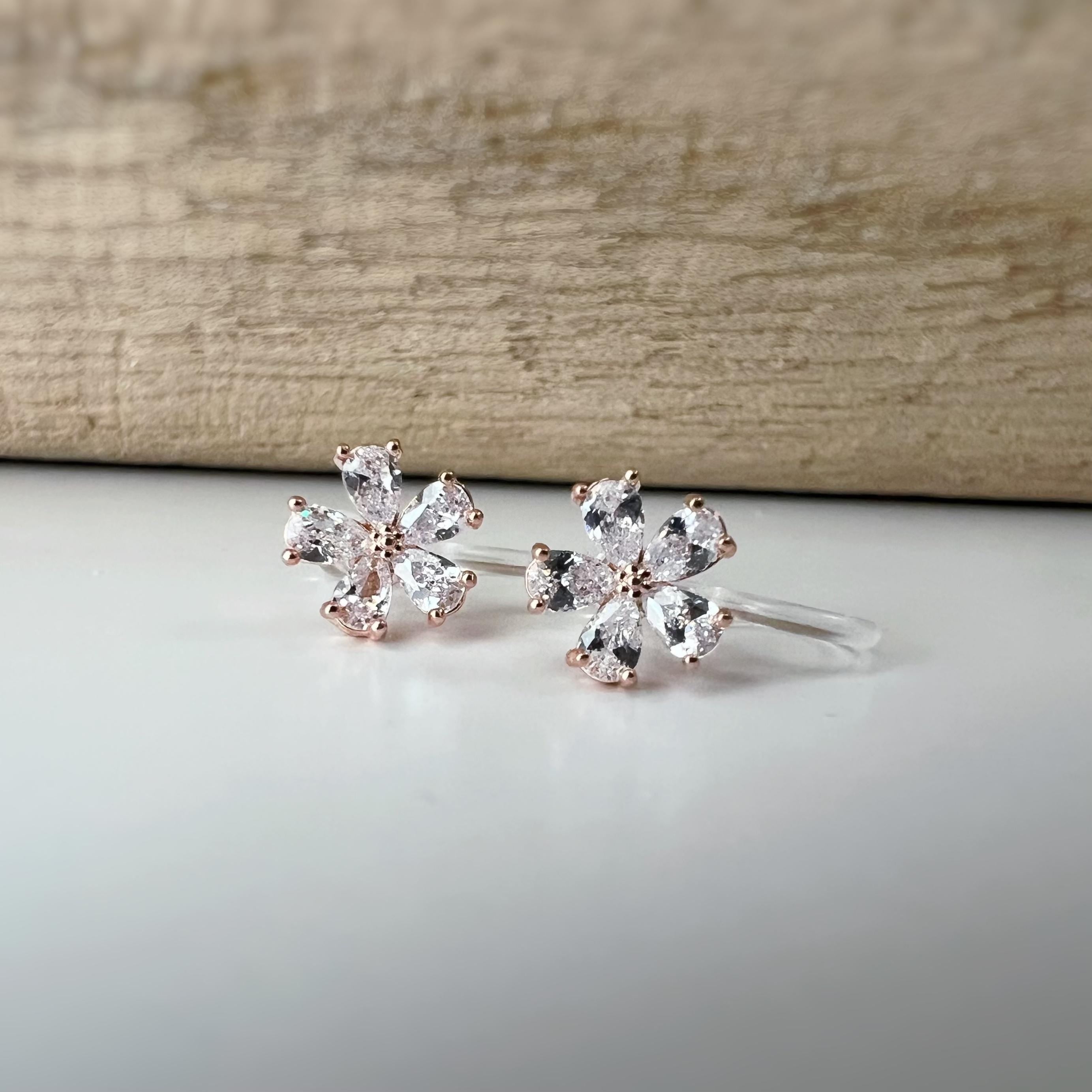 Mini Boucles d'oreilles clip fleur scintillante or/ argent/ or rose. Élégantes, elles ajoutent une touche raffinée à votre look.