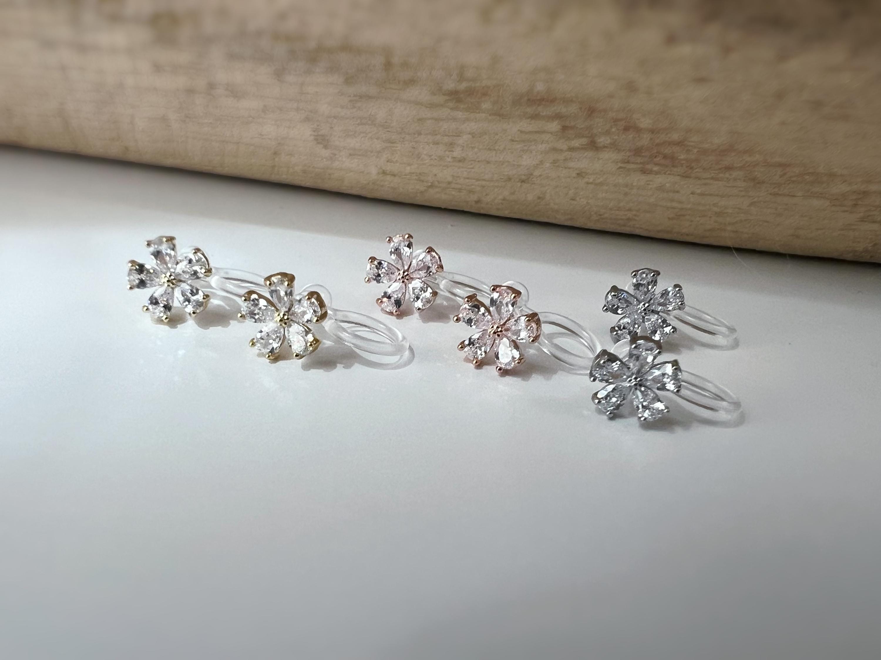 Mini Boucles d'oreilles clip fleur scintillante or/ argent/ or rose. Élégantes, elles ajoutent une touche raffinée à votre look.