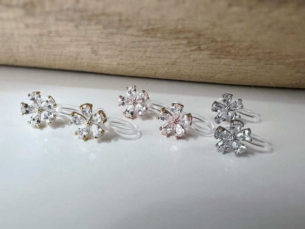 Mini Boucles d'oreilles clip fleur scintillante or/ argent/ or rose. Élégantes, elles ajoutent une touche raffinée à votre look.