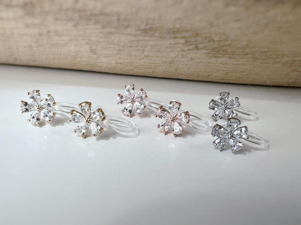 Mini Boucles d'oreilles clip fleur scintillante or/ argent/ or rose. Élégantes, elles ajoutent une touche raffinée à votre look.