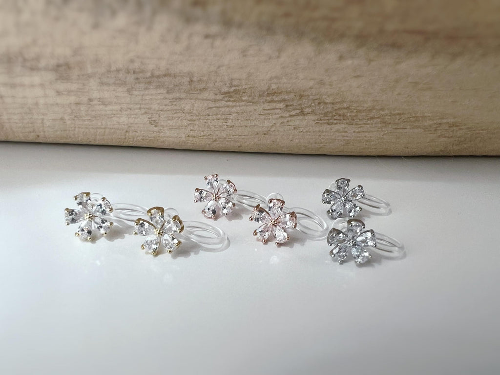 Mini Boucles d'oreilles clip fleur scintillante or/ argent/ or rose. Élégantes, elles ajoutent une touche raffinée à votre look.