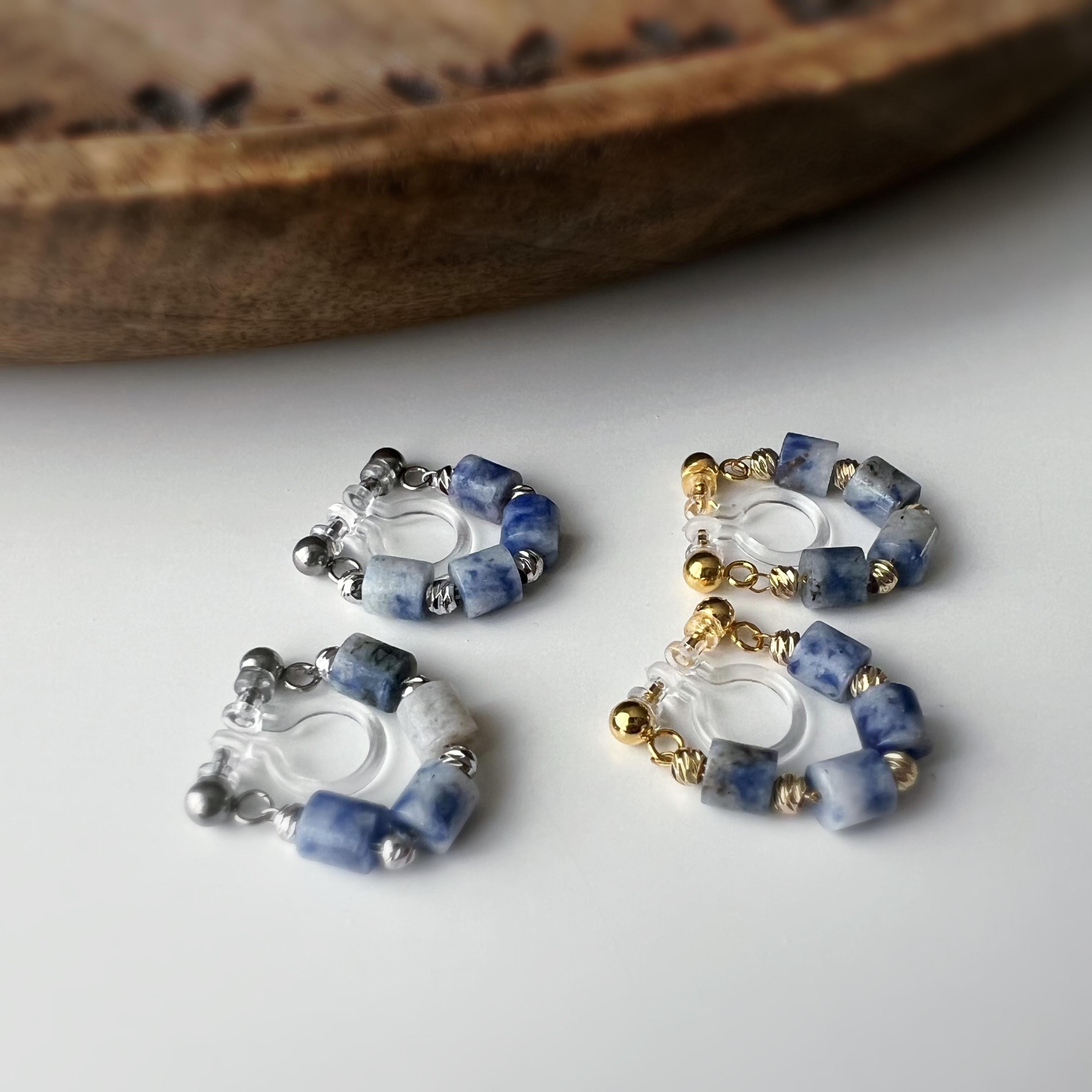 Boucles d'oreilles clip élégantes Perles cylindriques pierres bleues Mini perles gravées dorées /argentées. Confortable look raffiné naturel