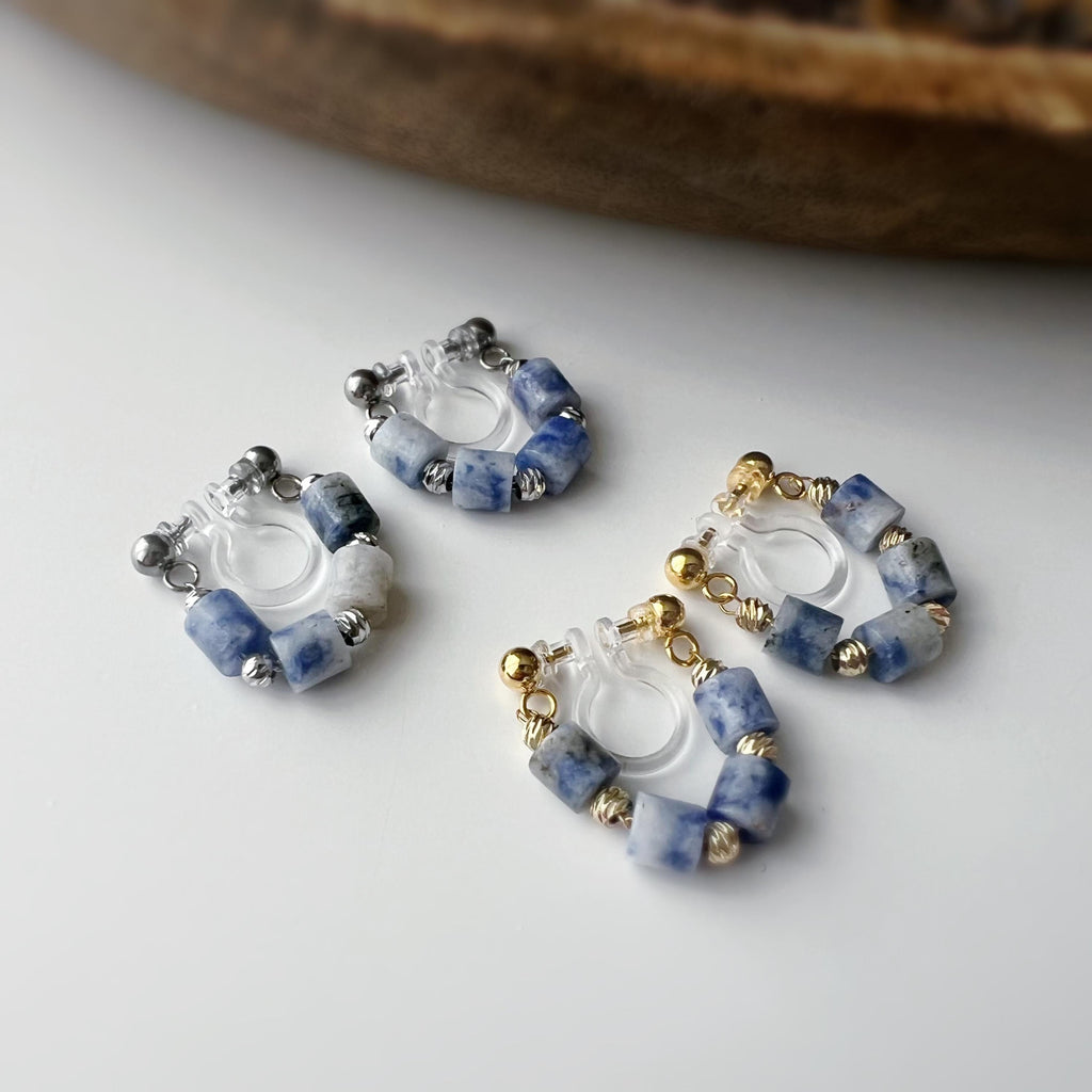 Boucles d'oreilles clip élégantes Perles cylindriques pierres bleues Mini perles gravées dorées /argentées. Confortable look raffiné naturel