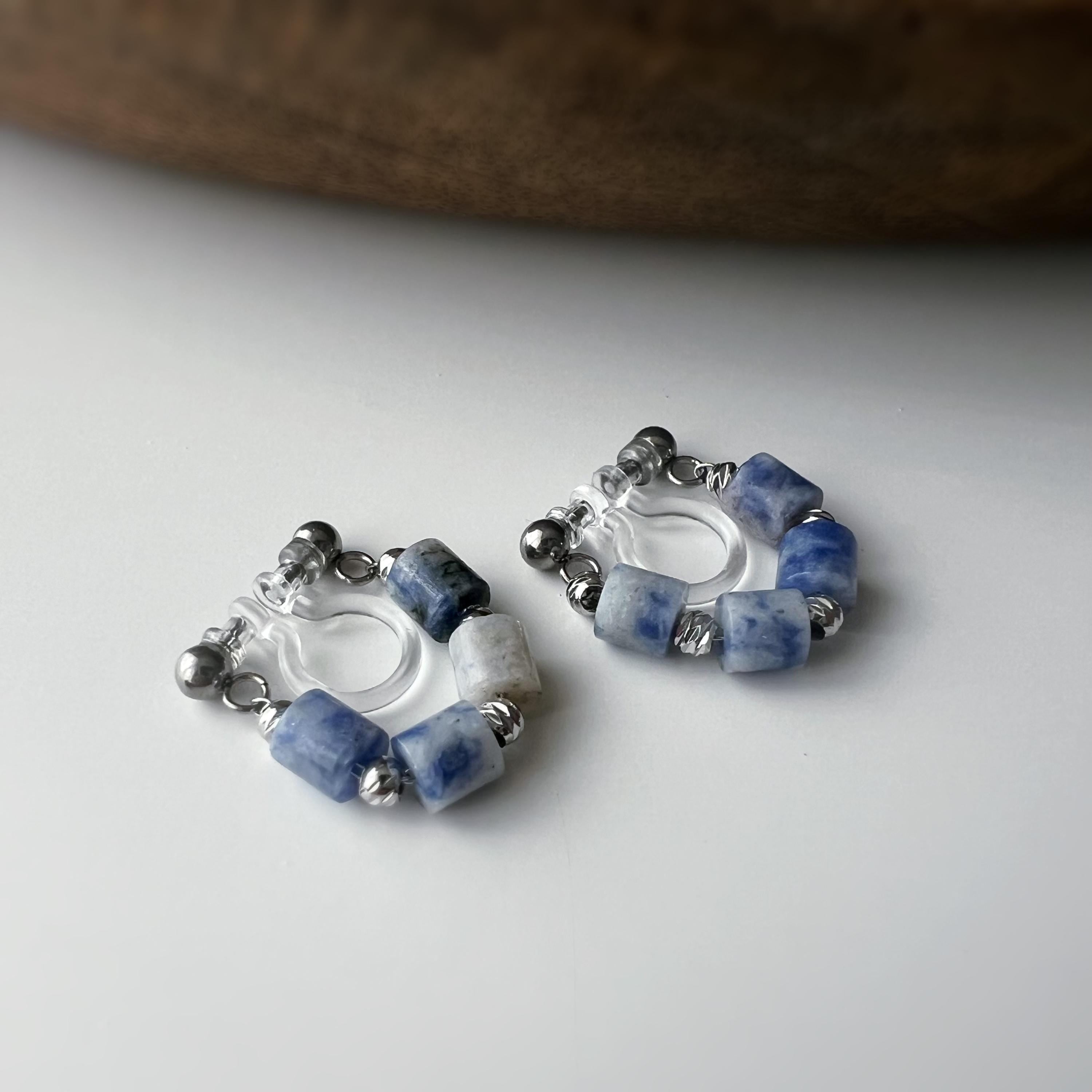 Boucles d'oreilles clip élégantes Perles cylindriques pierres bleues Mini perles gravées dorées /argentées. Confortable look raffiné naturel